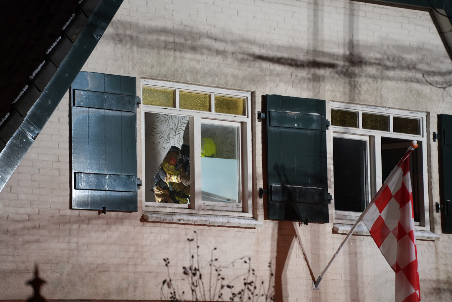 Brand in meterkast slaat door naar verdieping