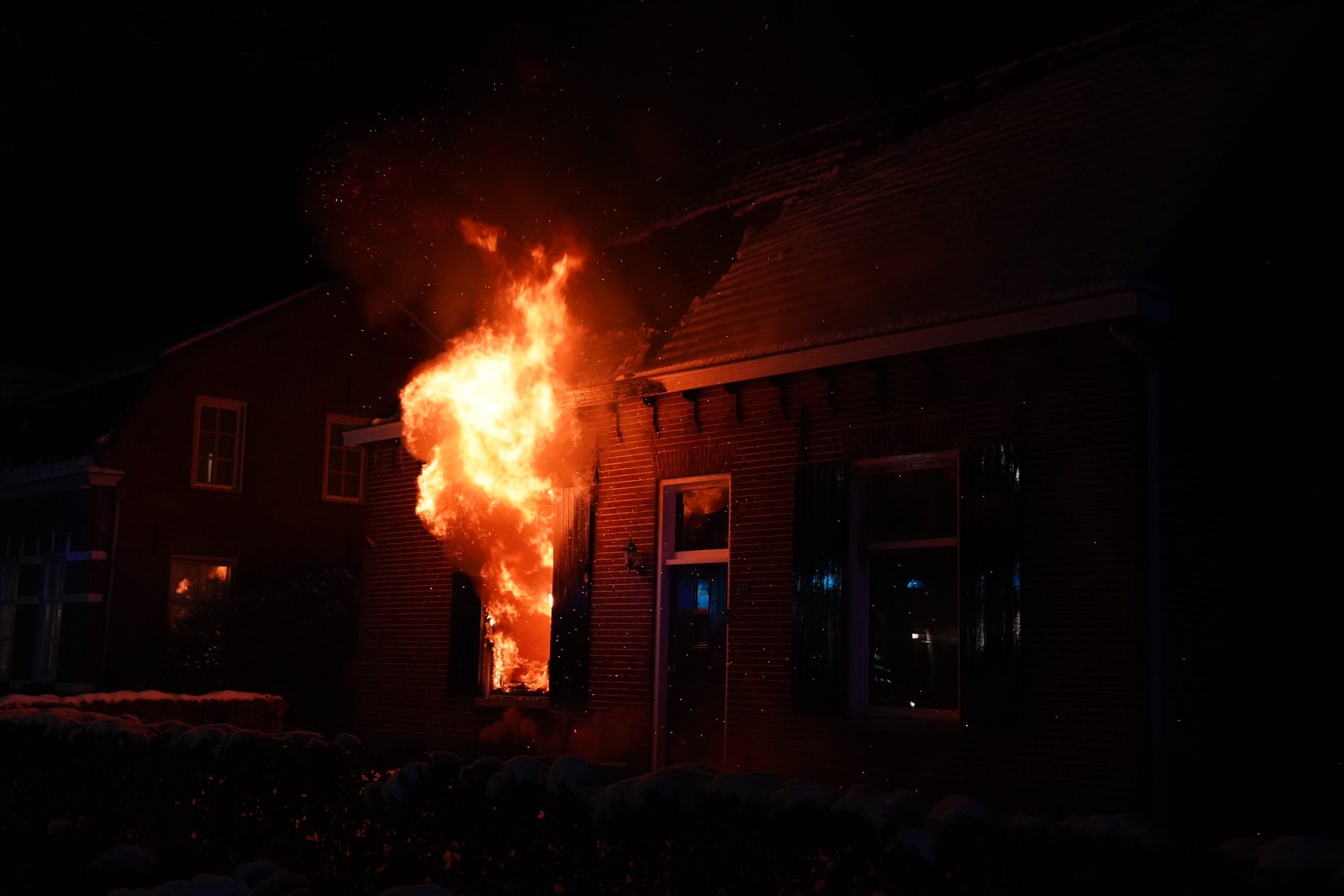 Uitslaande brand verwoest woning