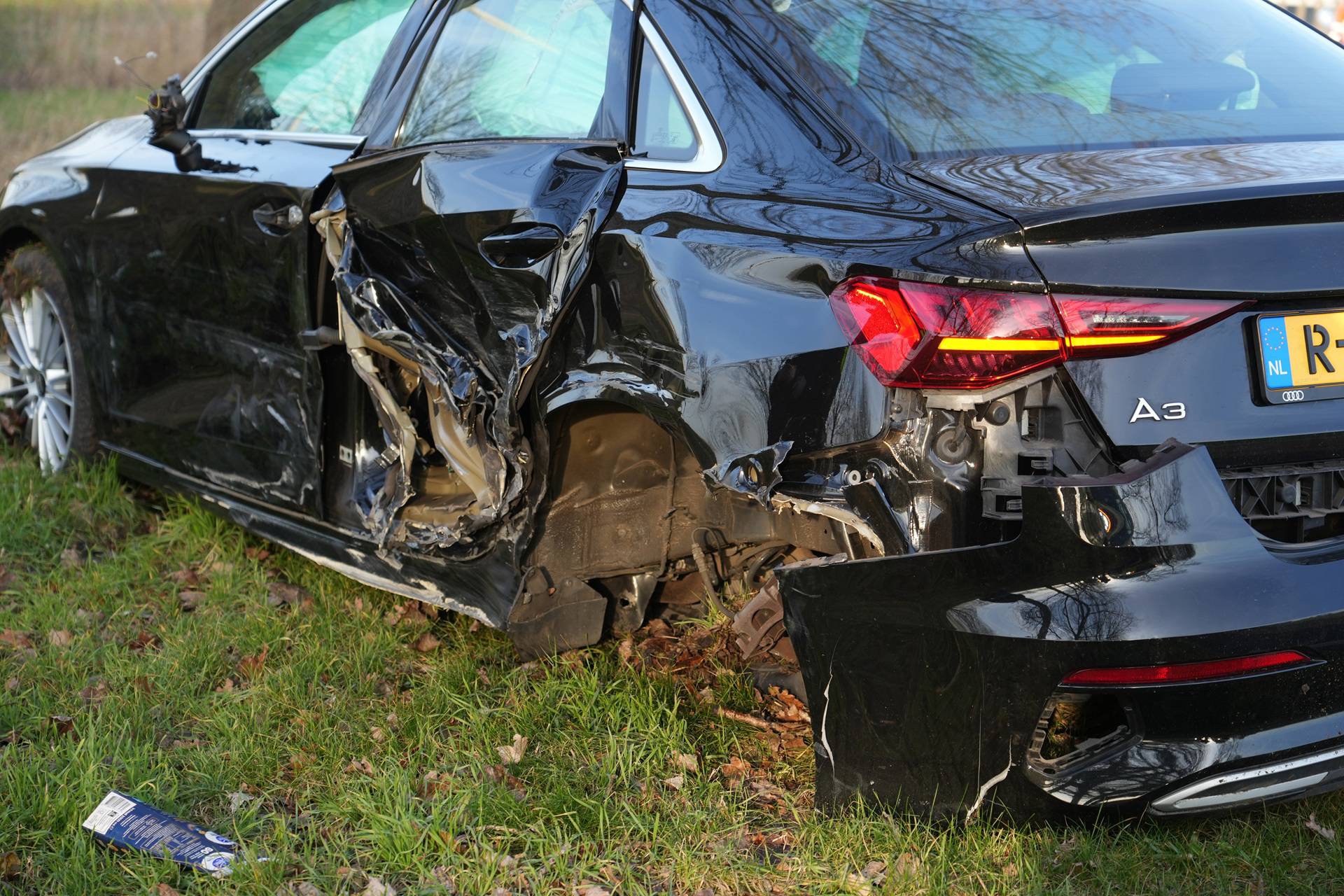 Twee auto’s botsen, vrouw nagekeken door ambulance