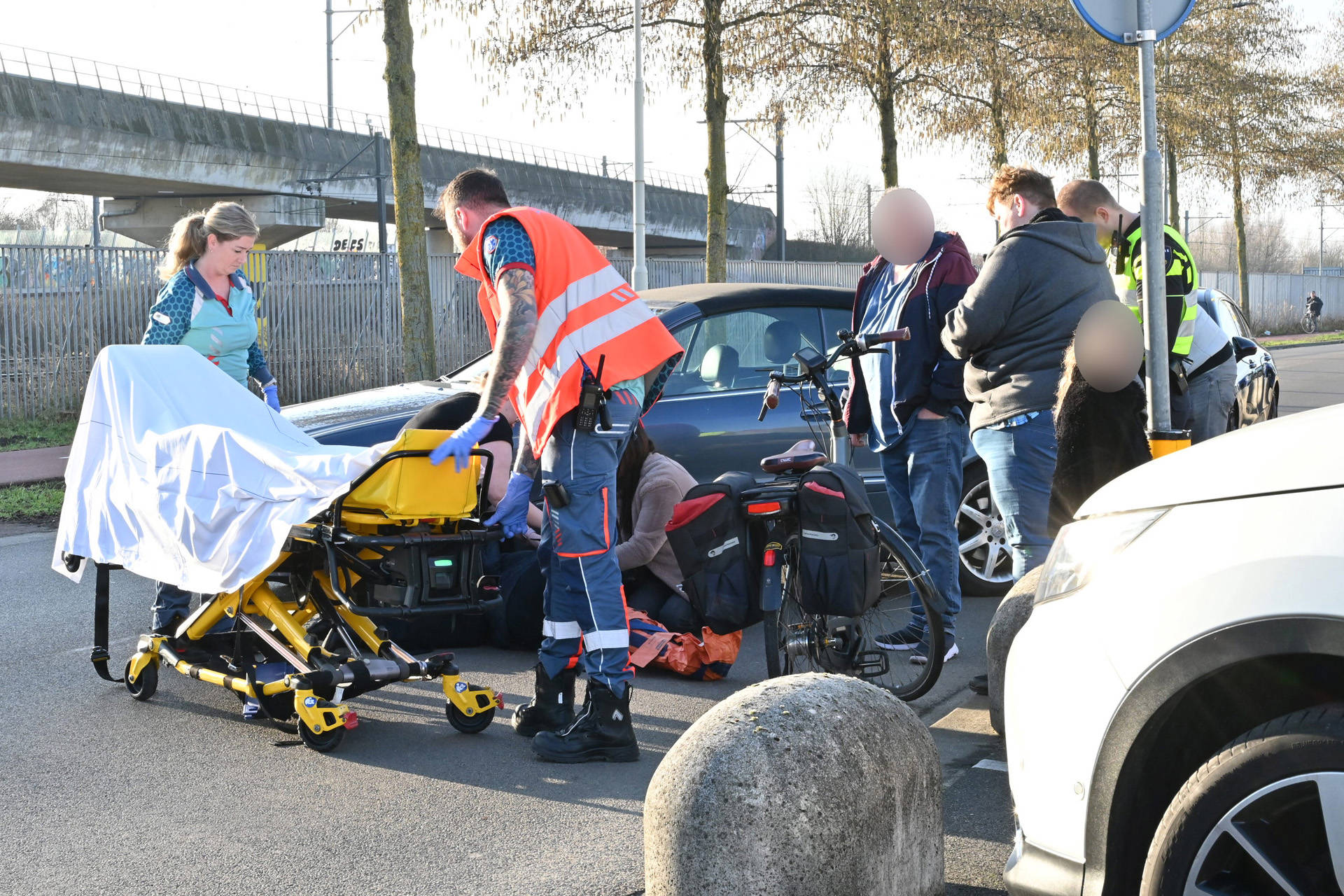 Fietsster gewond na aanrijding met auto tijdens oversteken