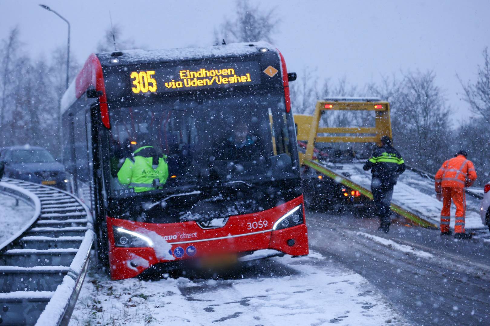 BBA-bus tegen vangrail na uitwijken voor aanrijding tussen auto’s