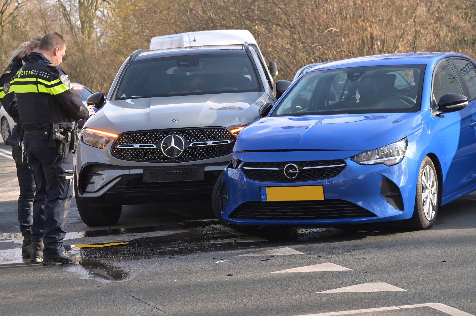 Drie auto’s in botsing op kruispunt