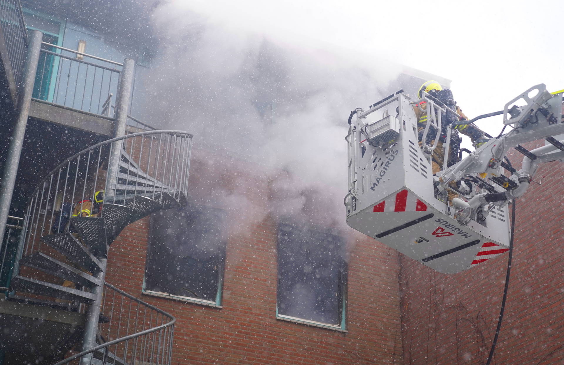 Uitslaande brand verwoest appartement; brandweer redt hond