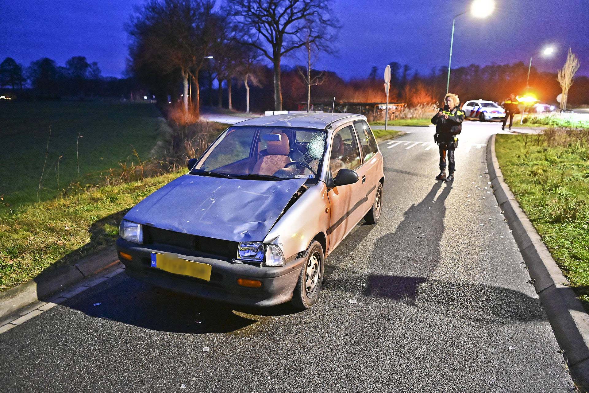 Fietser aangereden door automobilist, fiets ligt tientallen meters verderop