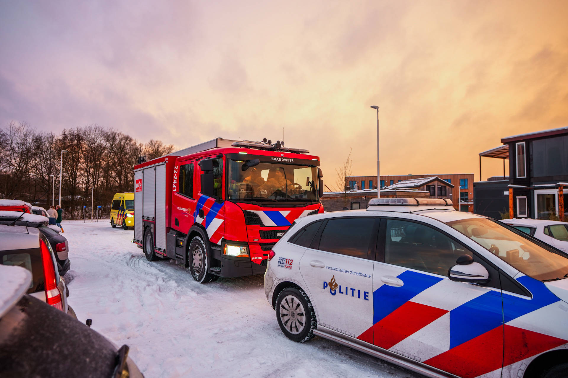 Vrouw bekneld onder auto op parkeerplaats