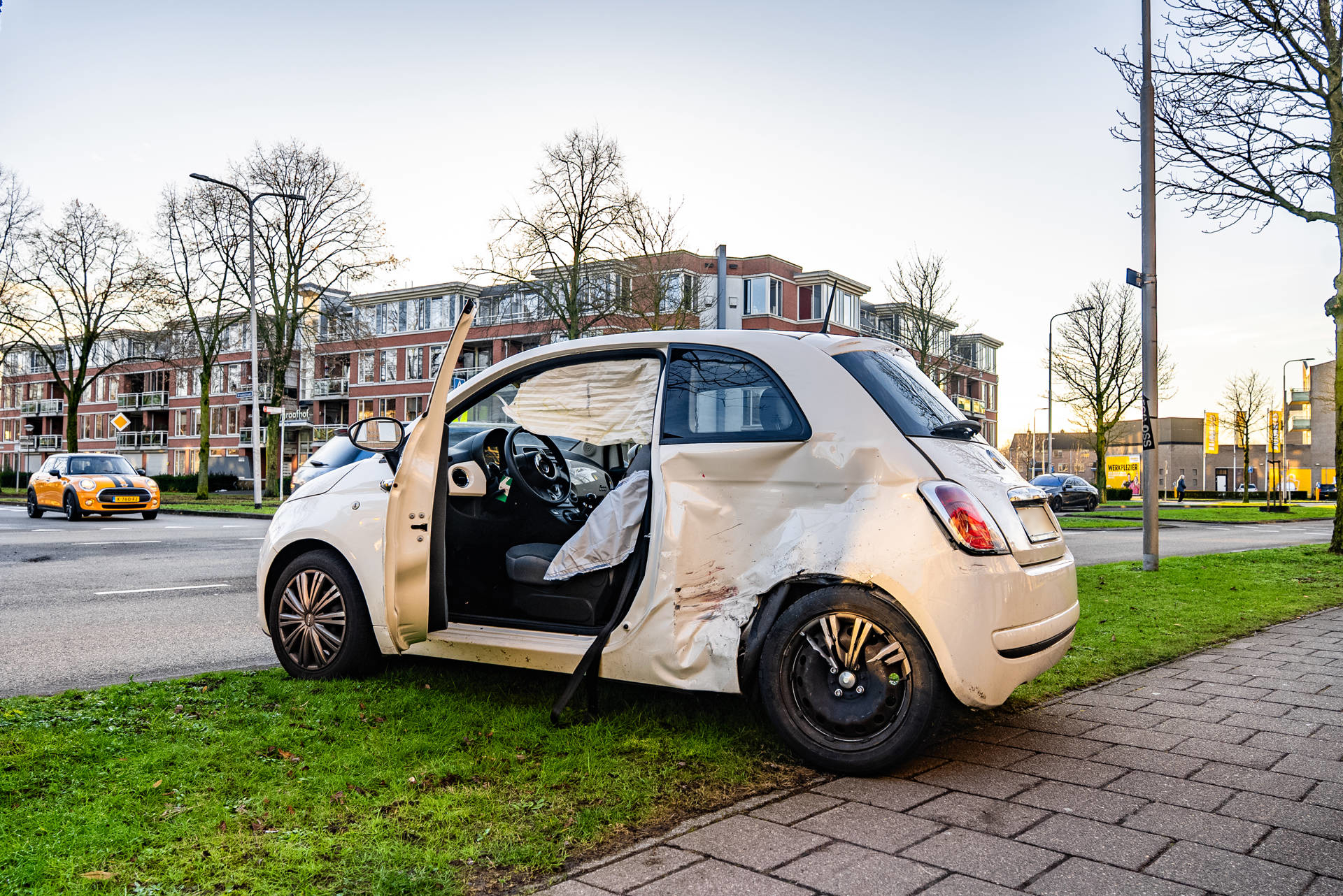 Veel schade bij botsing tussen twee auto’s