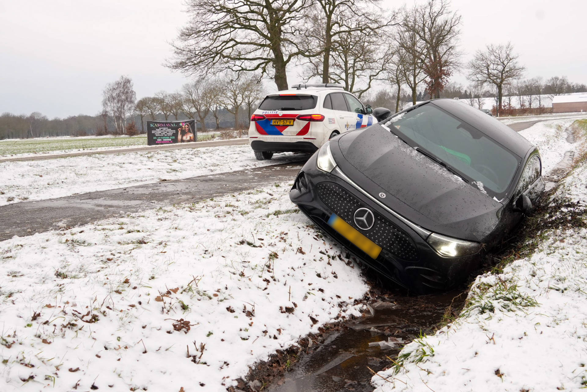 Twee ongelukken door gladheid, auto tegen boom en in sloot