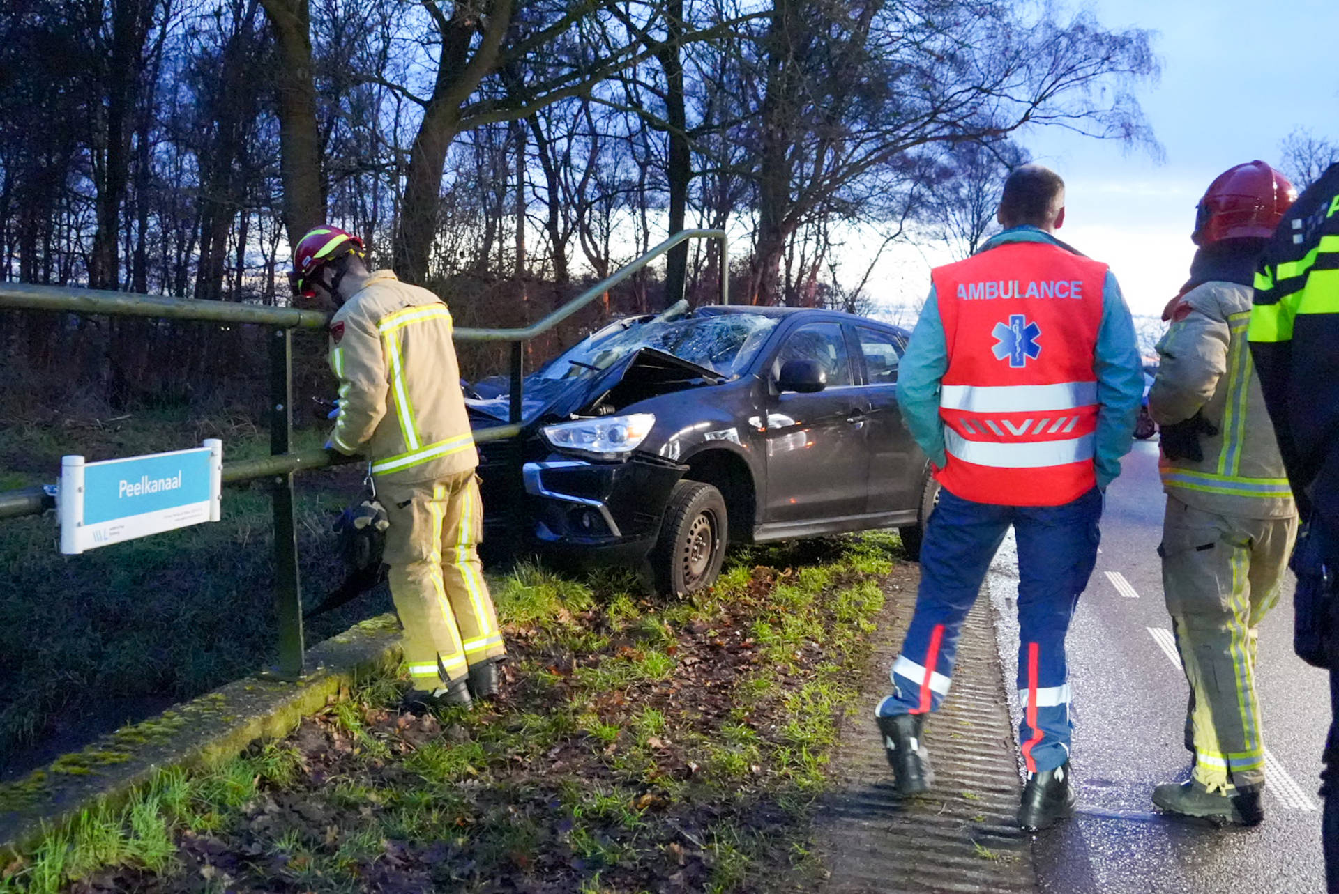 Auto doorboord door brugleuning bij aanrijiding