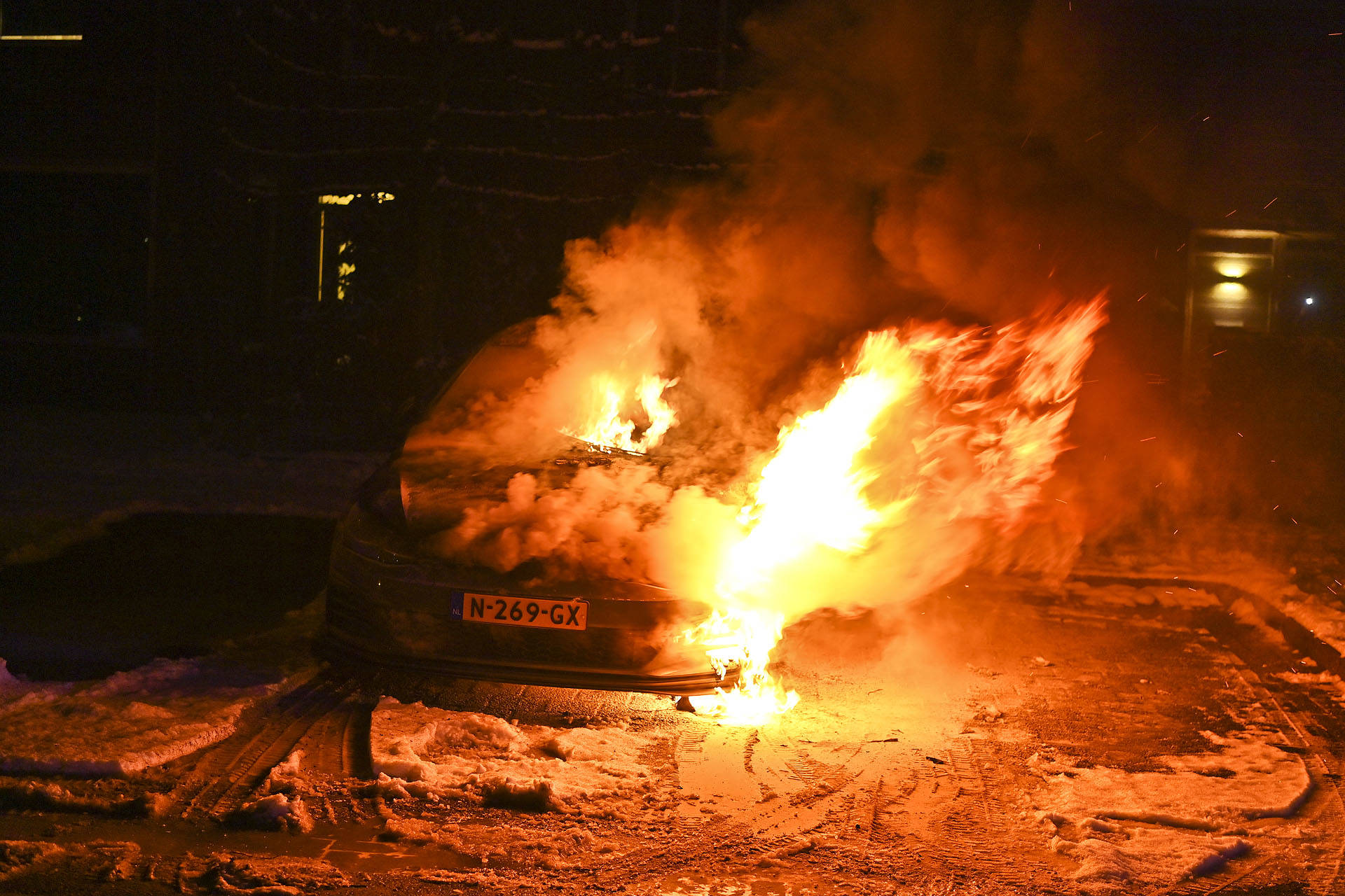 Brandweer blust brandende personenauto