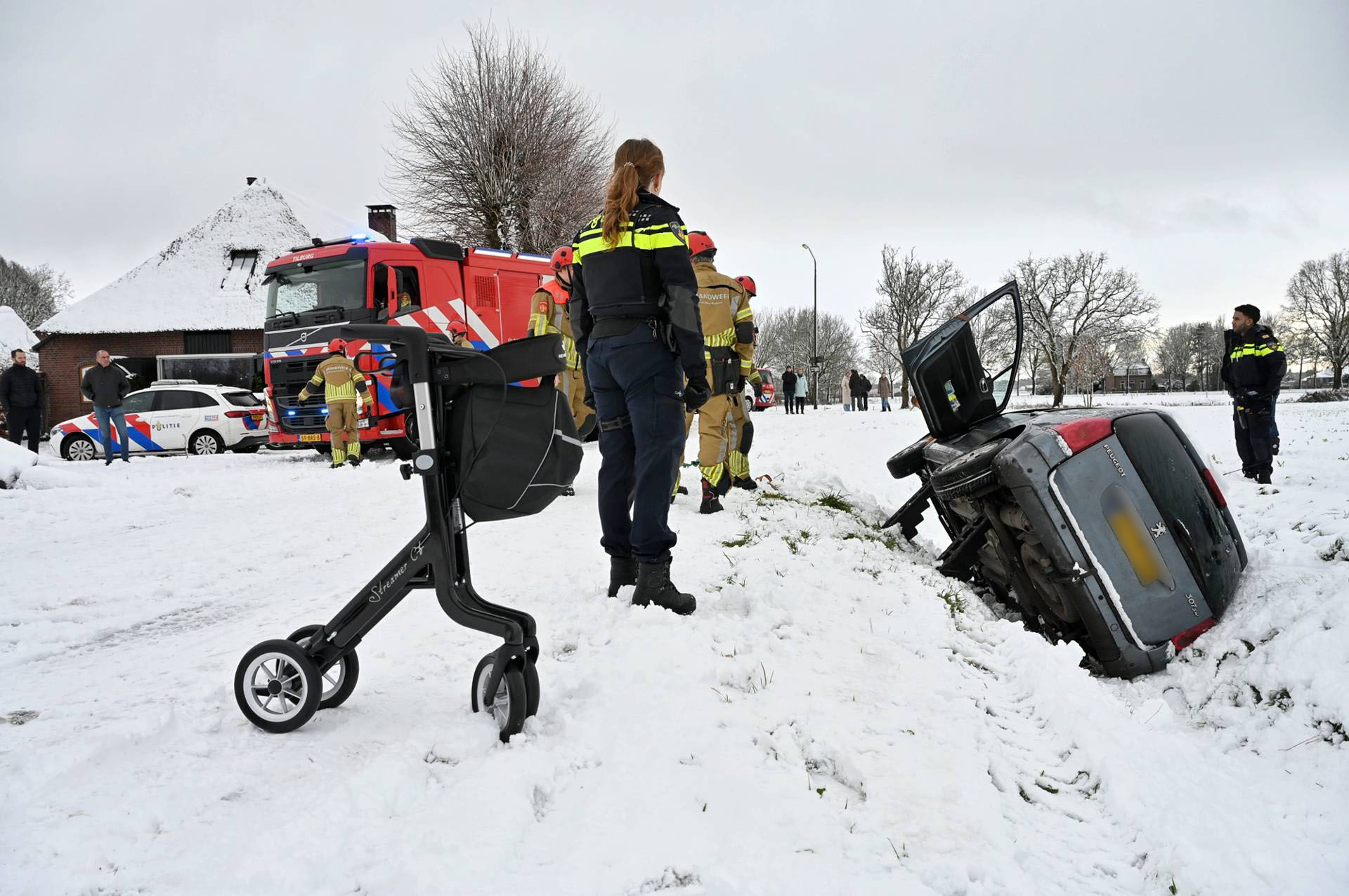 Automobilist op leeftijd raakt van de weg door gladheid