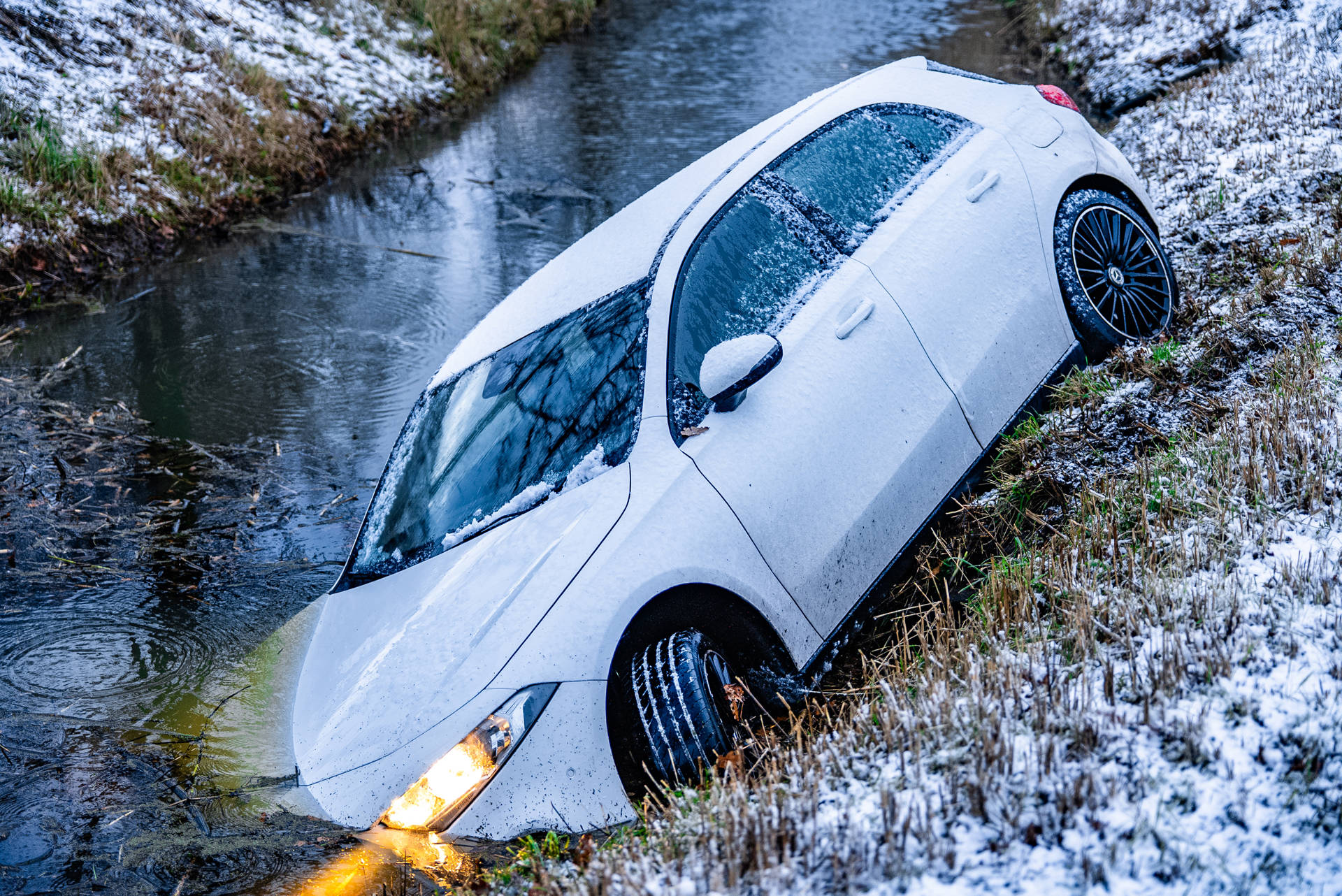Auto raakt door gladheid van de weg en belandt in sloot