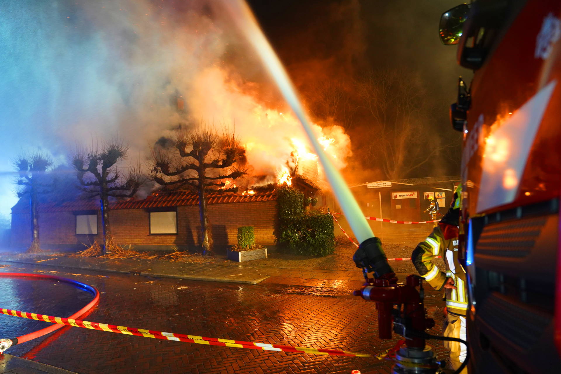 Woning met rieten kap verwoest door vermoedelijk vuurwerk