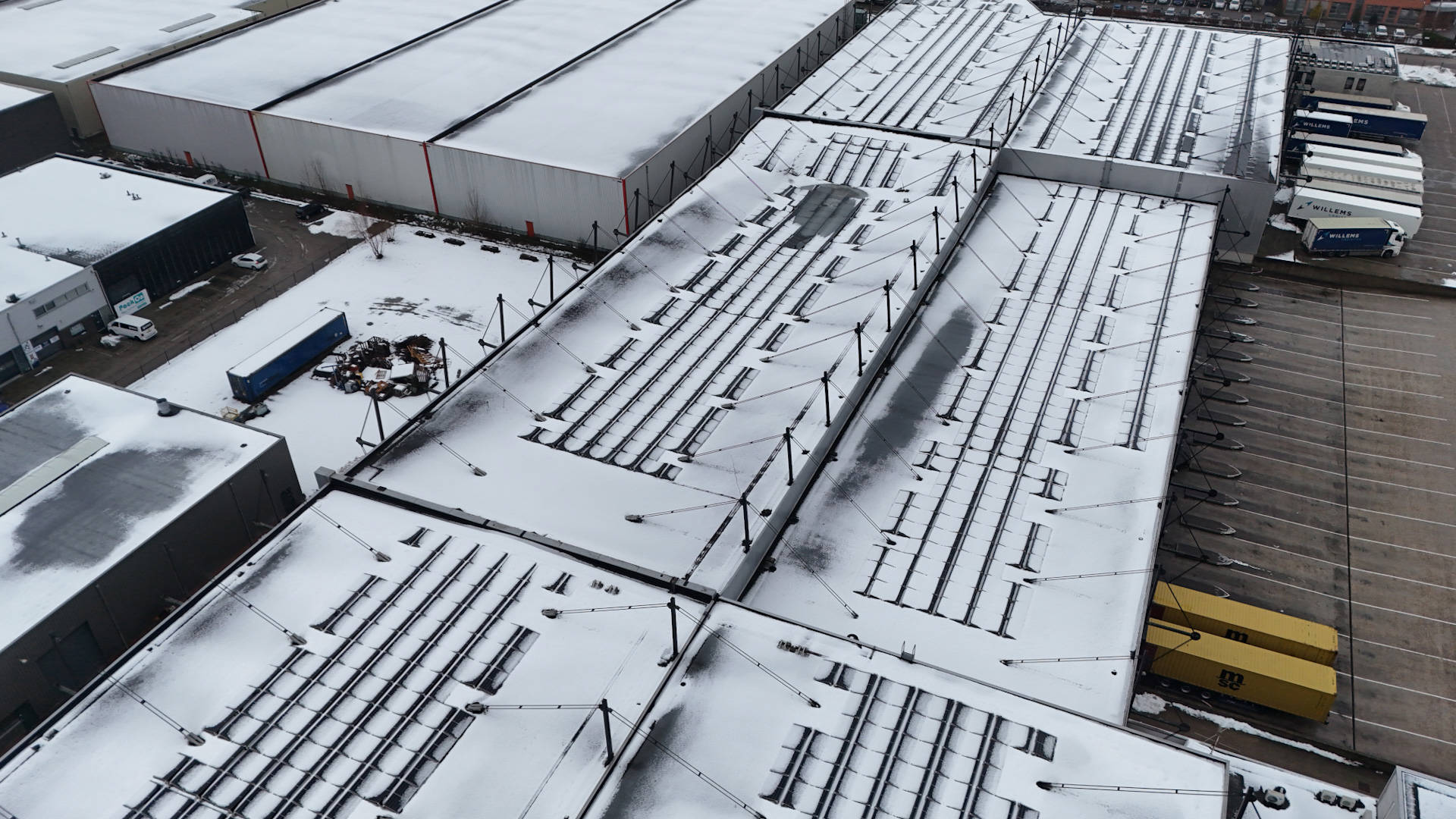 Gedeelte van dak bedrijfshal ingestort