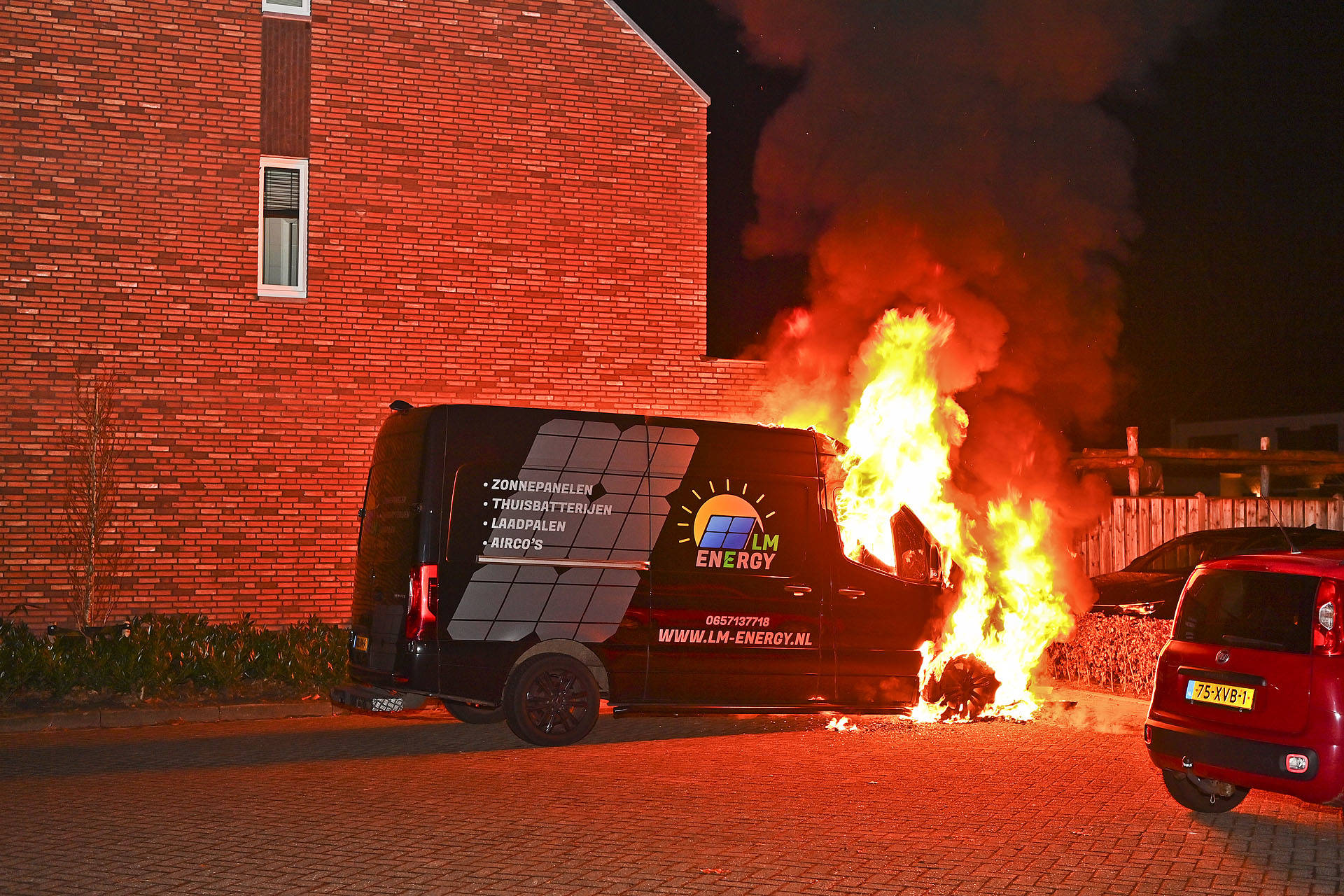 Bestelbus verwoest door felle brand