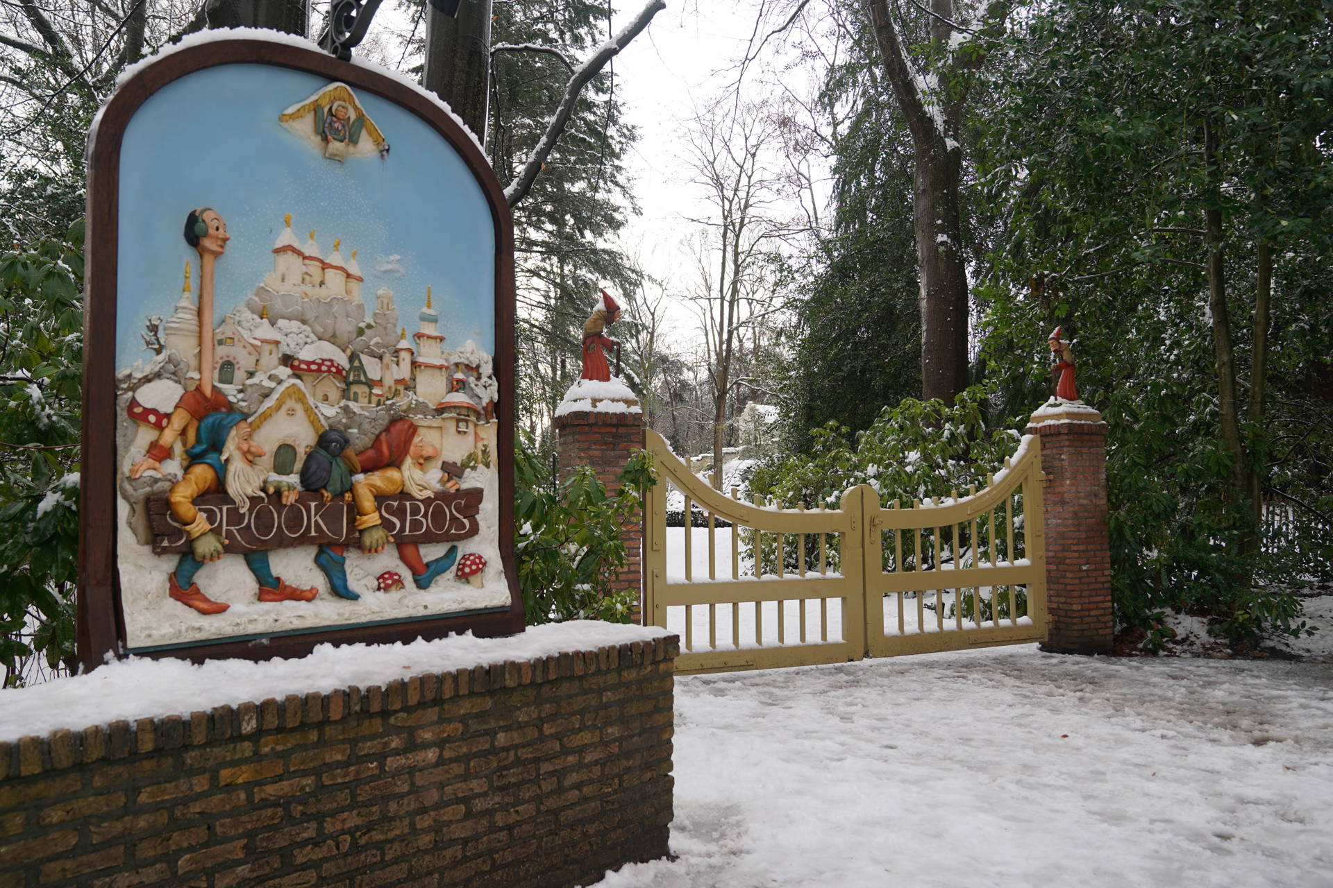 Efteling sluit Sprookjesbos door sneeuw en vallende takken