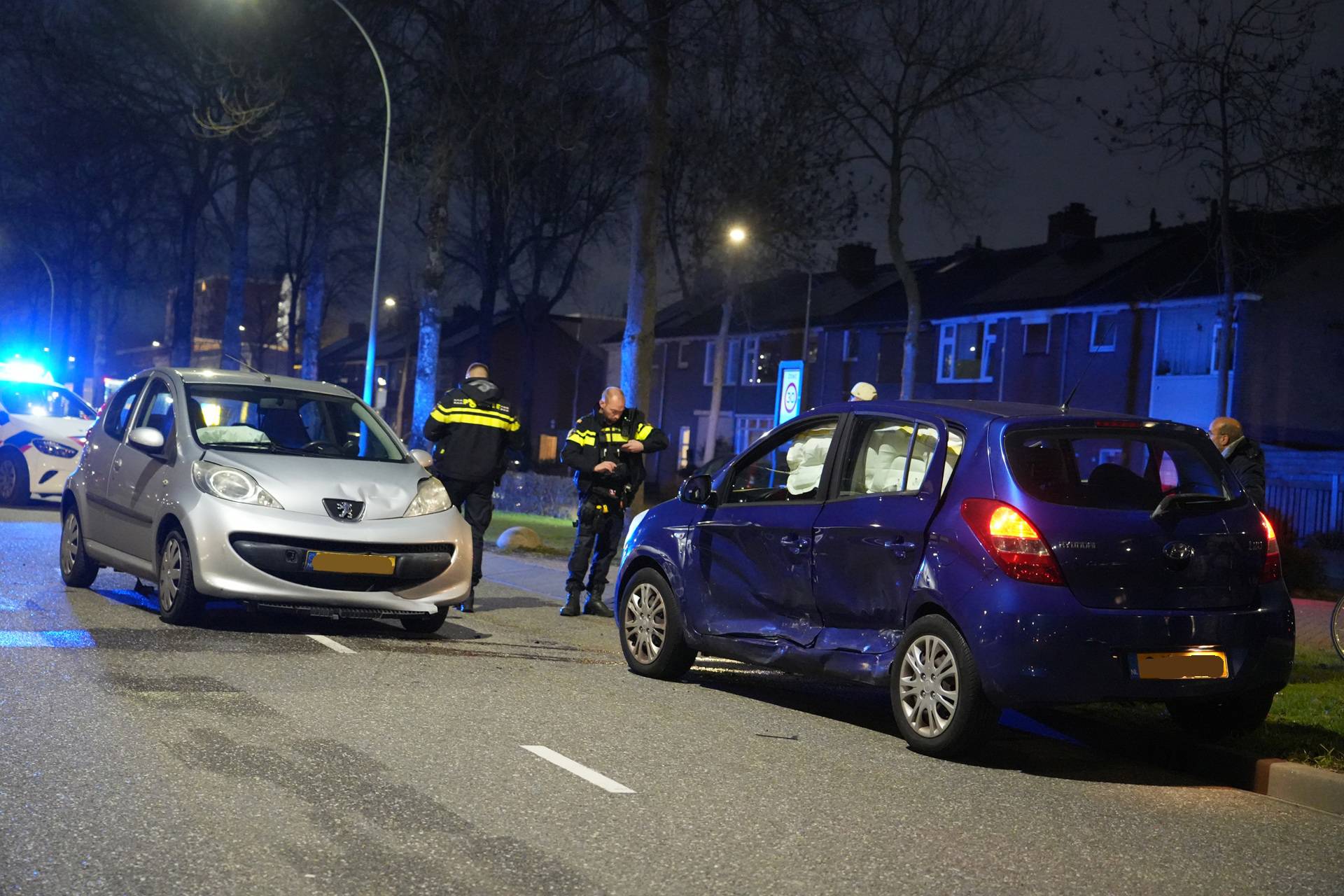 Twee auto’s botsen op kruising