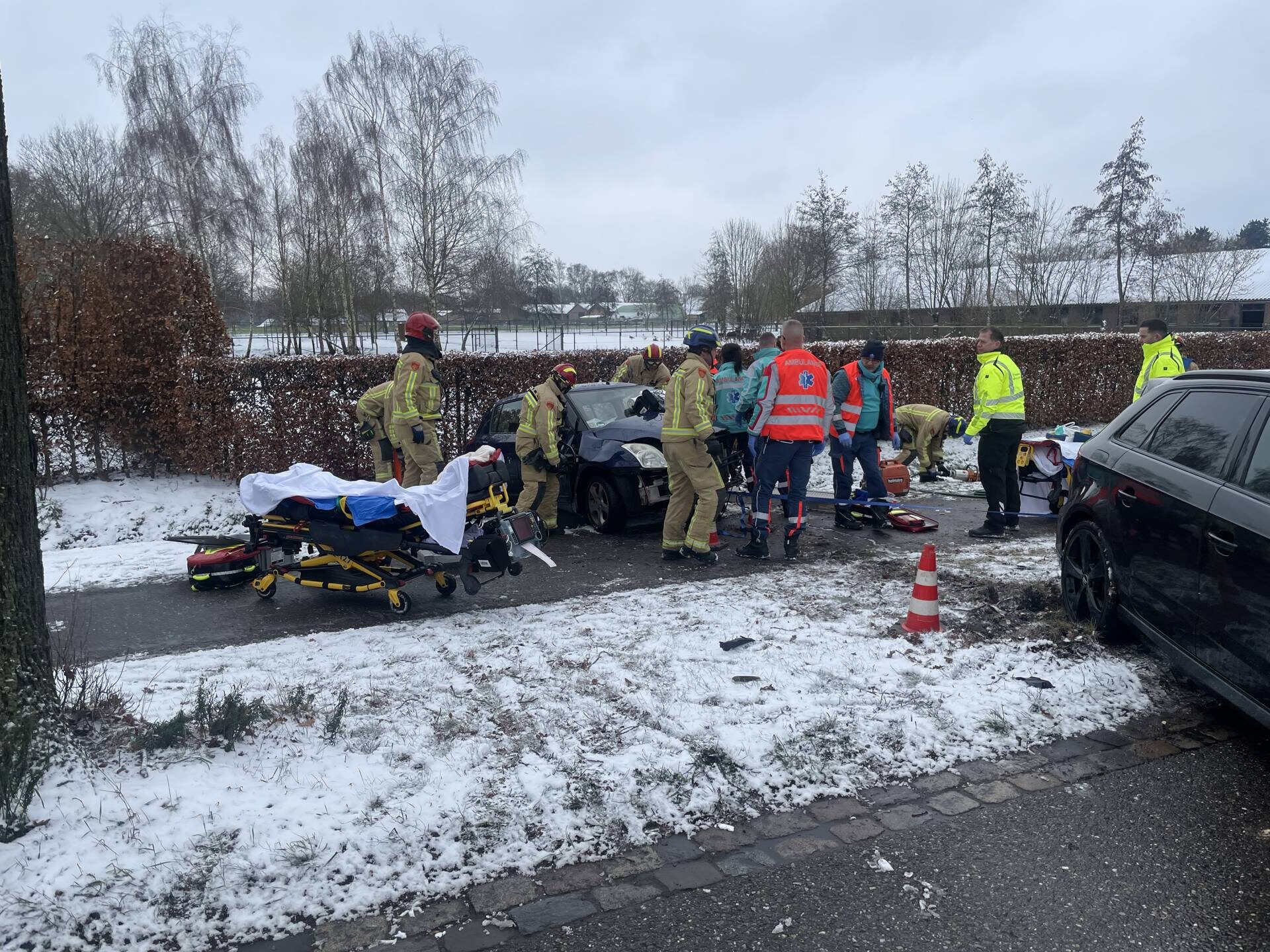 UPDATE: Man en vrouw zwaargewond bij botsing tegen boom door gladheid