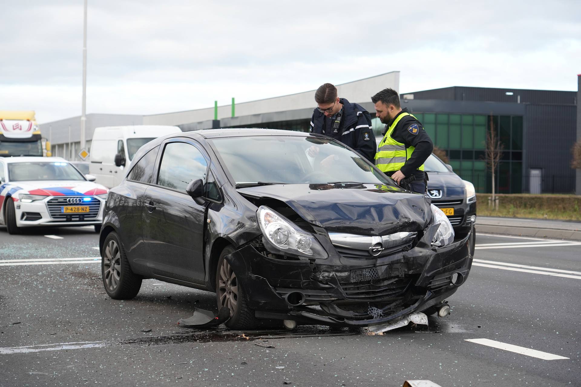 Automobiliste botst op voorganger, rijstrook tijdelijk afgesloten