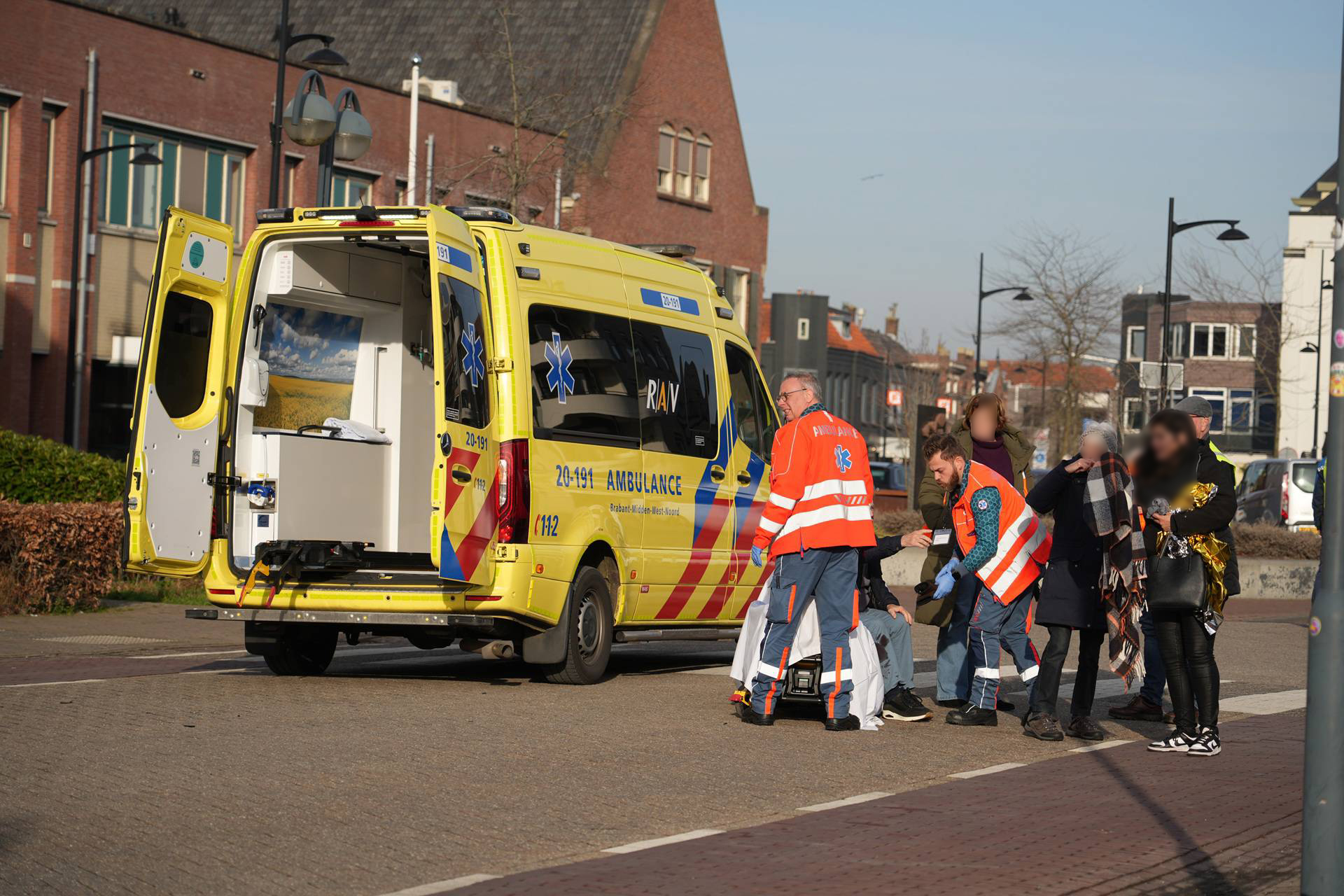 Automobilist rijdt door na aanrijding op zebrapad