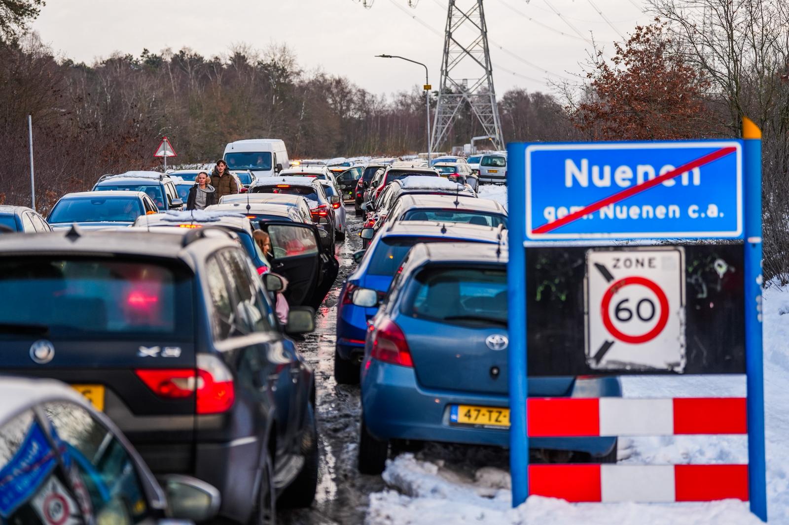 Politie sluit toegangswegen af vanwege grote chaos bij een berg vol sneeuw