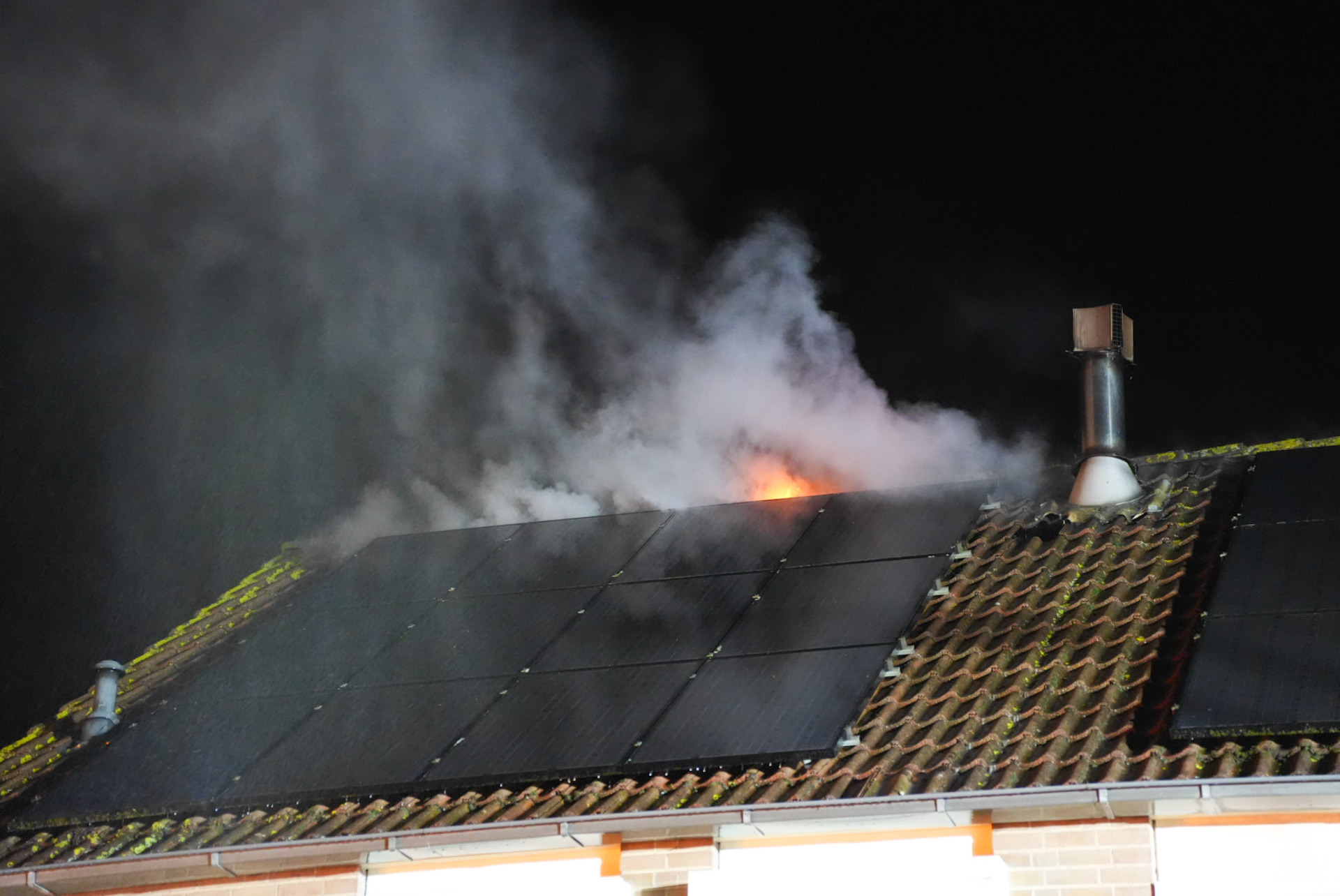 Dak van woning vliegt in brand