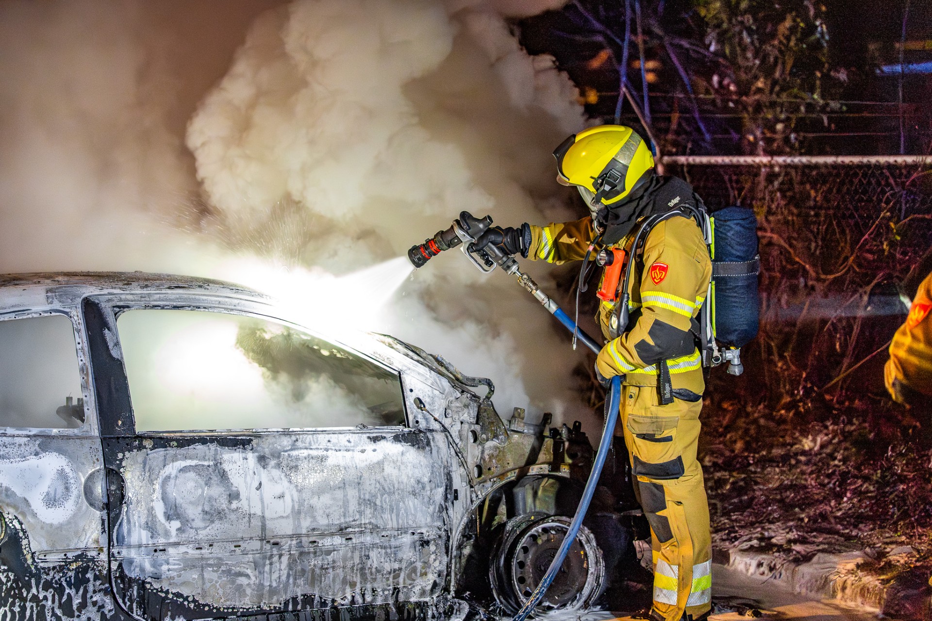 Auto brandt volledig uit op parkeerplaats