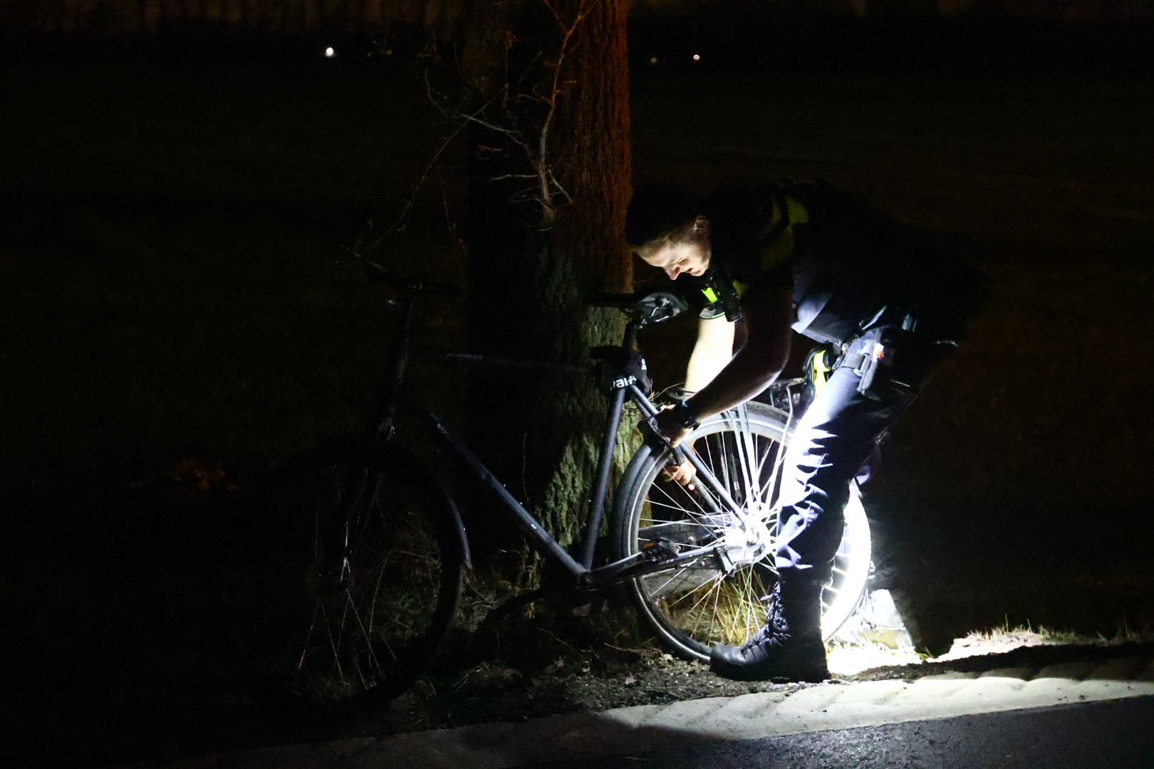 Auto botst met fietser, slachtoffer naar ziekenhuis