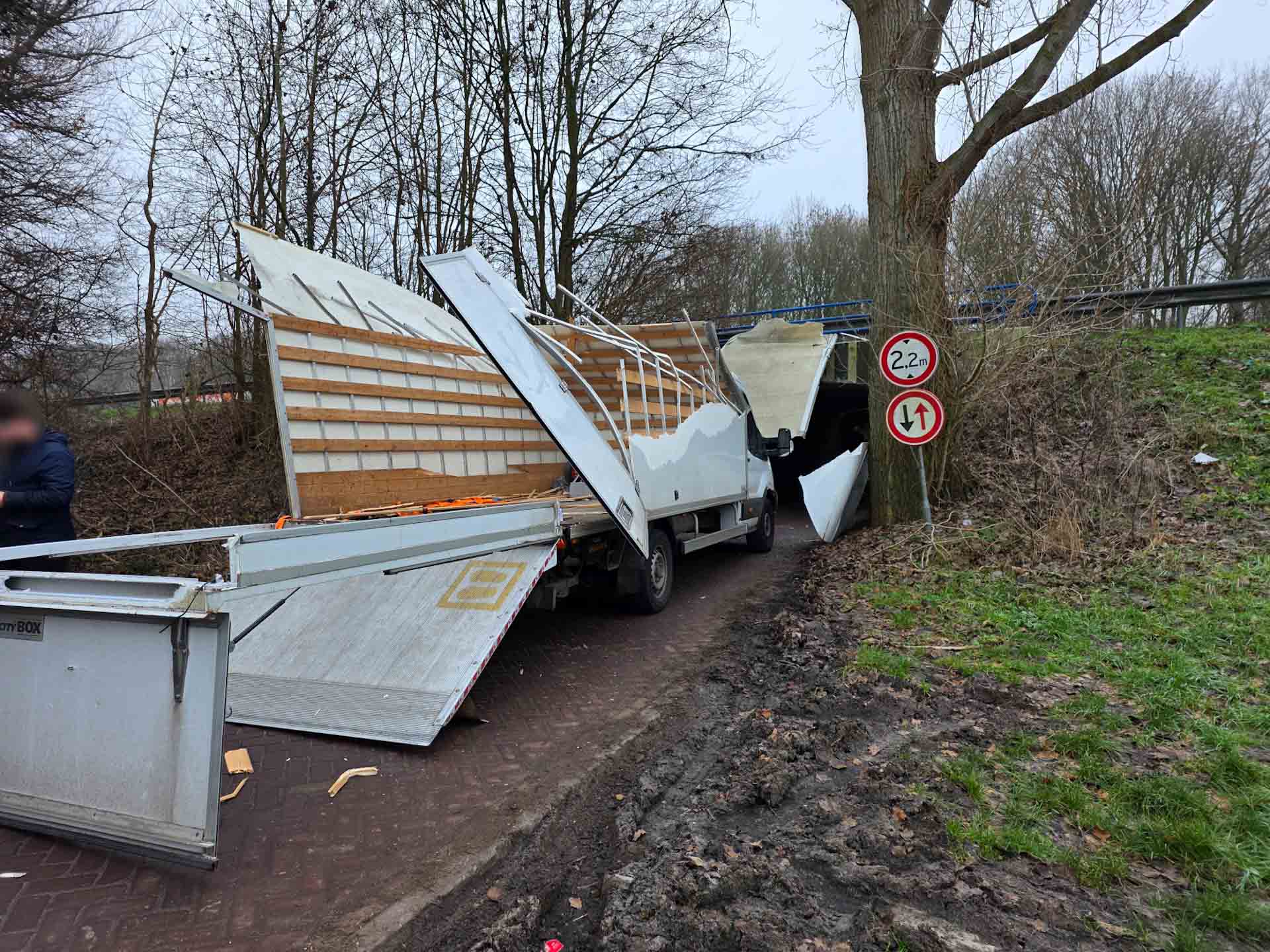 Bestuurder botst met te hoge wagen op viaduct