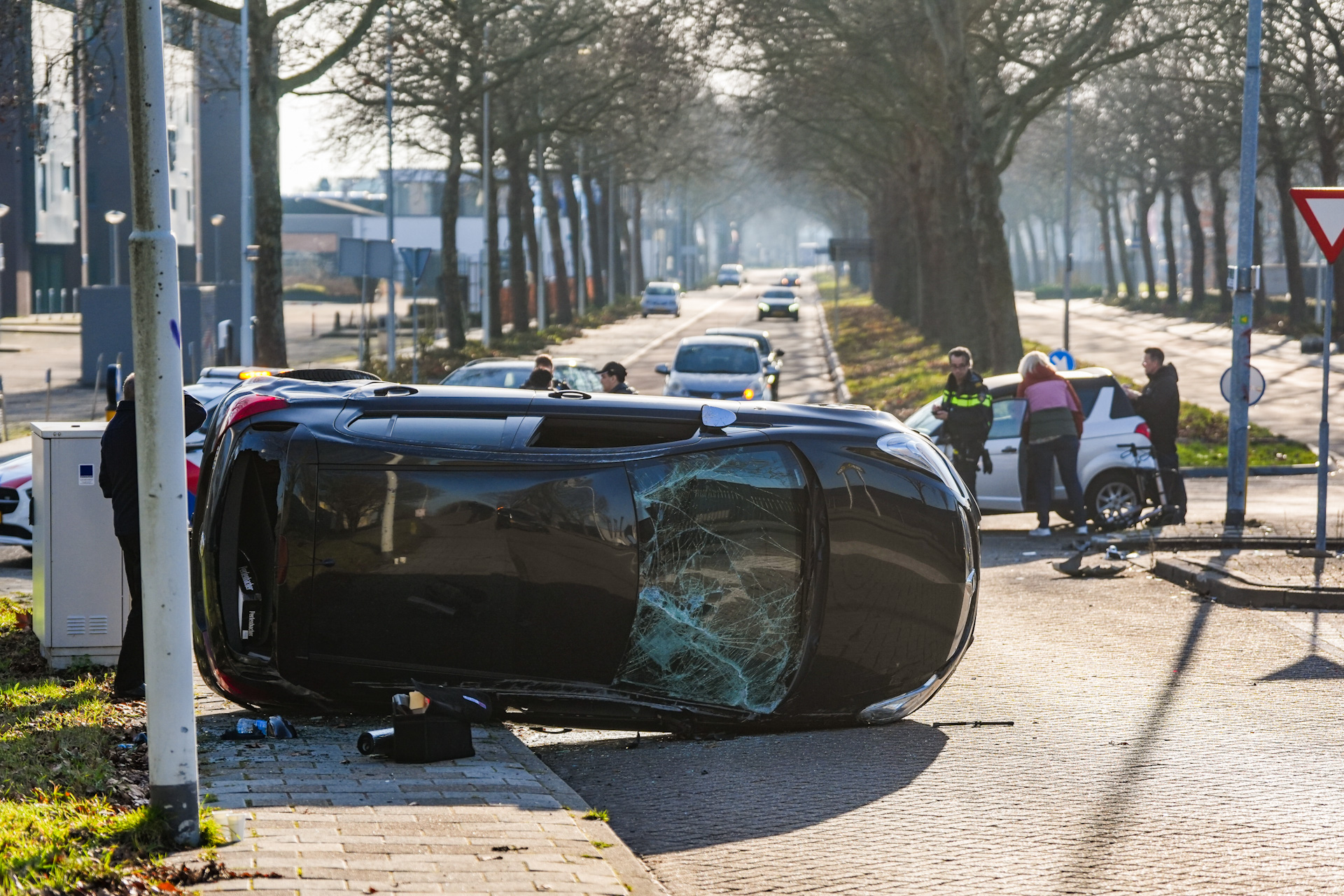 Auto kantelt na botsing met brommobiel