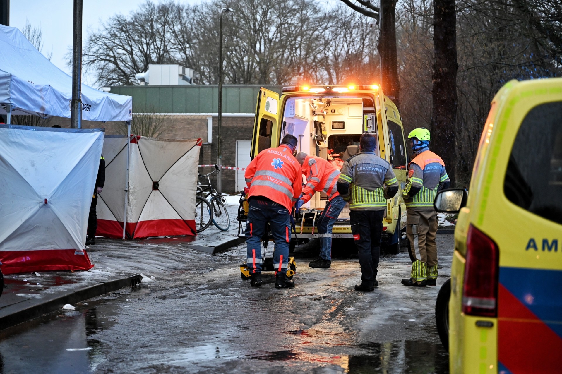 Overleden man op straat gevonden, politie doet onderzoek