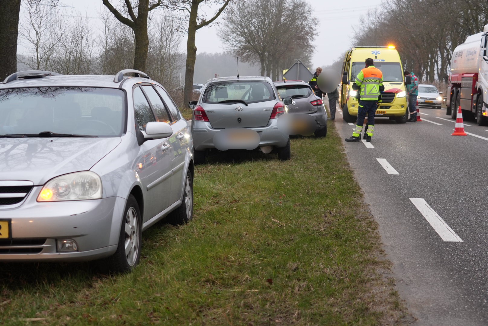 Twee gewonden bij botsing tussen drie auto’s