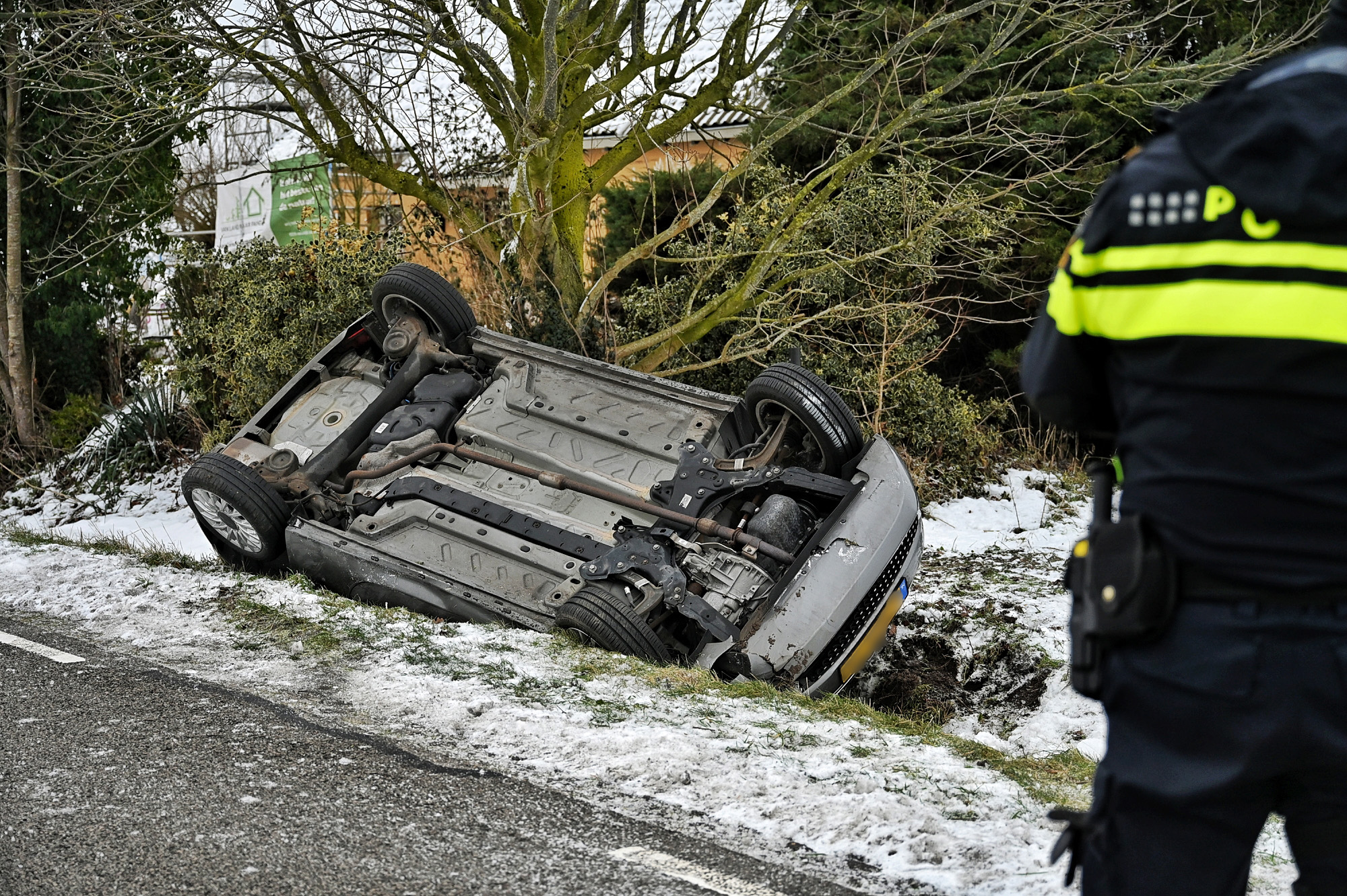 Auto belandt door gladheid ondersteboven in sloot