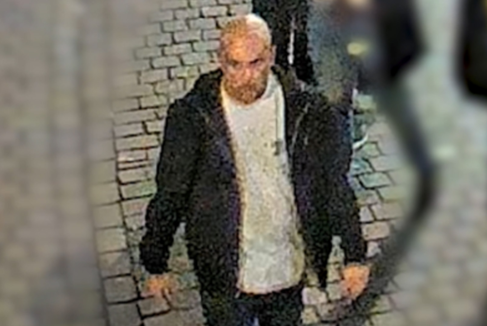 Politie deelt beelden van zware mishandeling 18-jarige jongeman