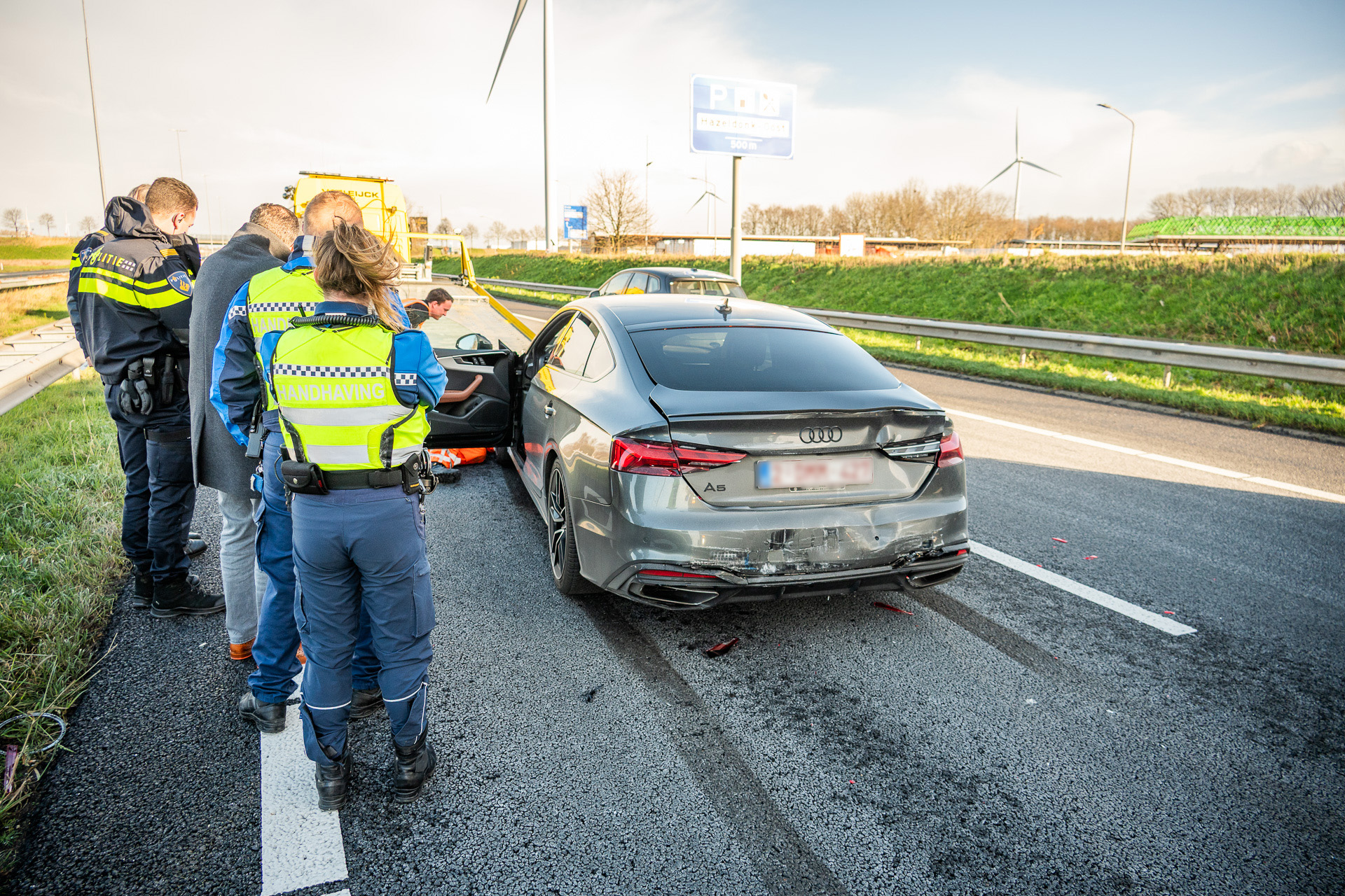 Touringcar botst met personenauto, hulpdiensten ingezet