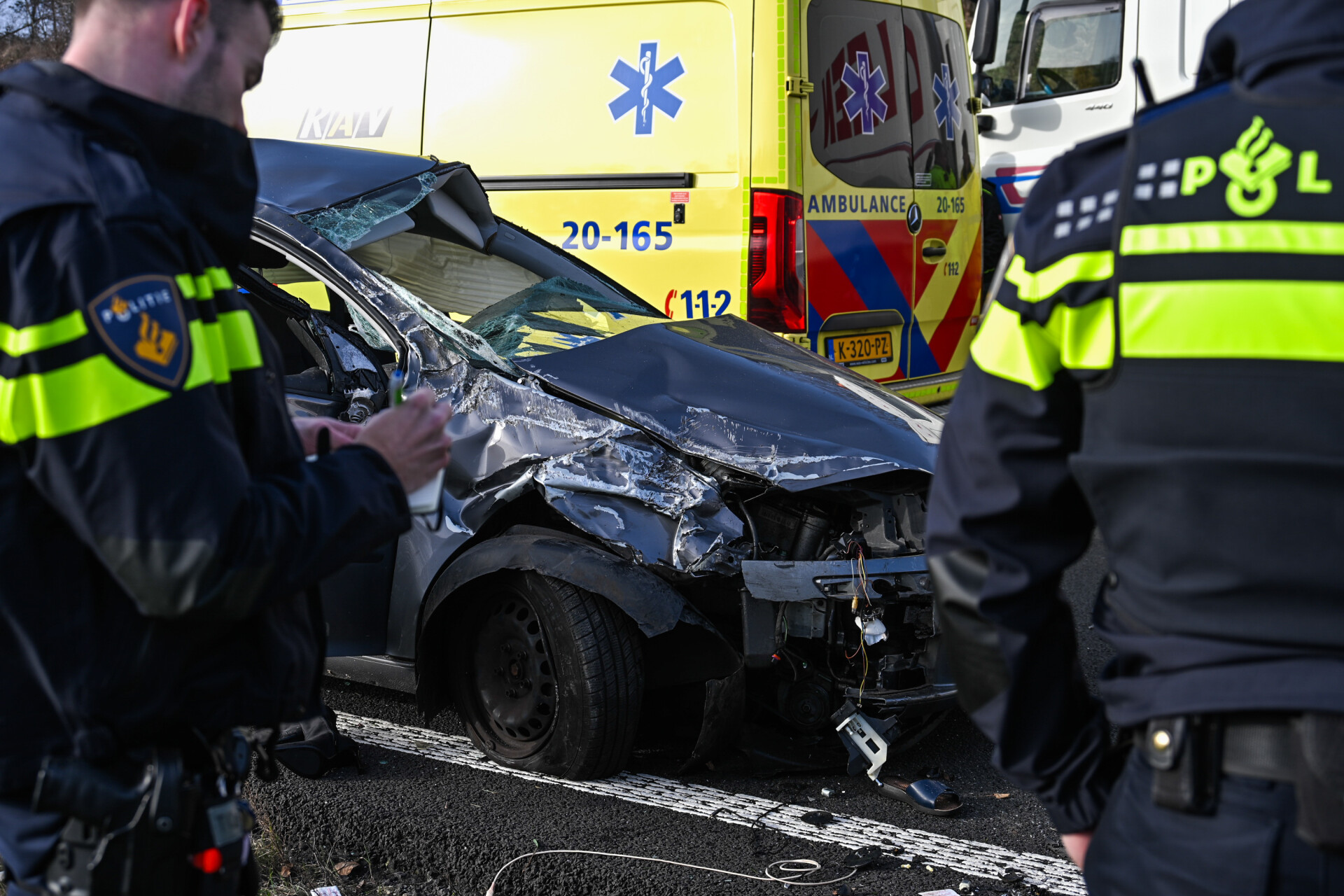 Snelweg volledig afgesloten na ongeval, auto over de kop