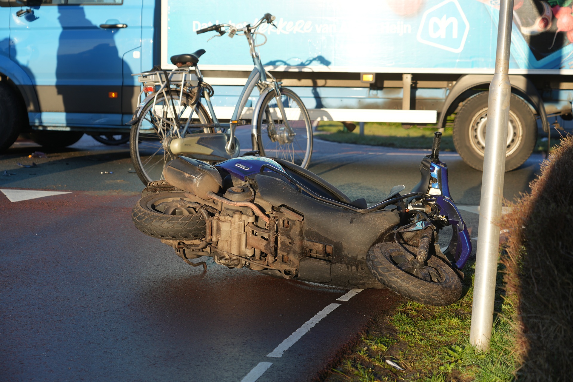 Scooterrijder gewond na botsing met bezorgwagen