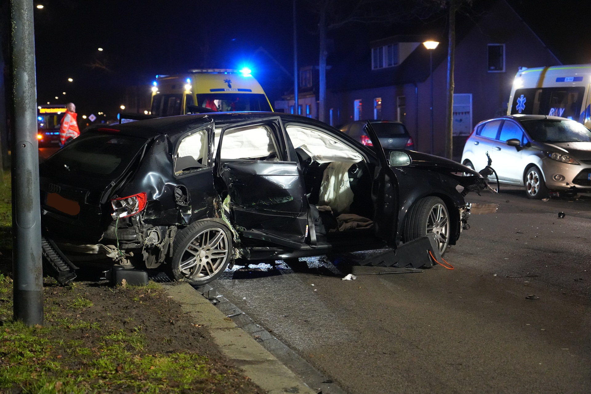 Auto crasht met hoge snelheid tegen puincontainer