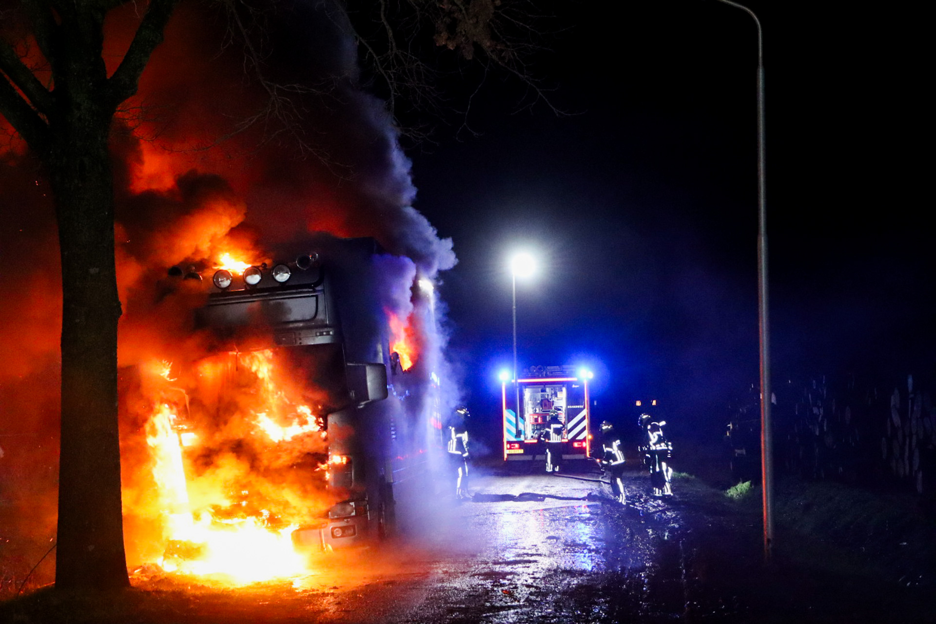 Vrachtwagen in lichterlaaie op industrieterrein