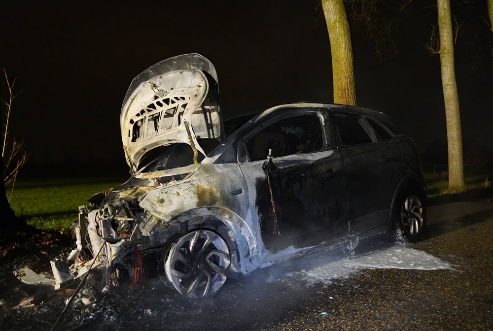Auto vliegt in brand tijdens het rijden