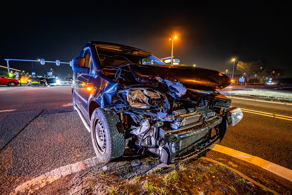 Veel schade na ongeval op kruising, één gewonde