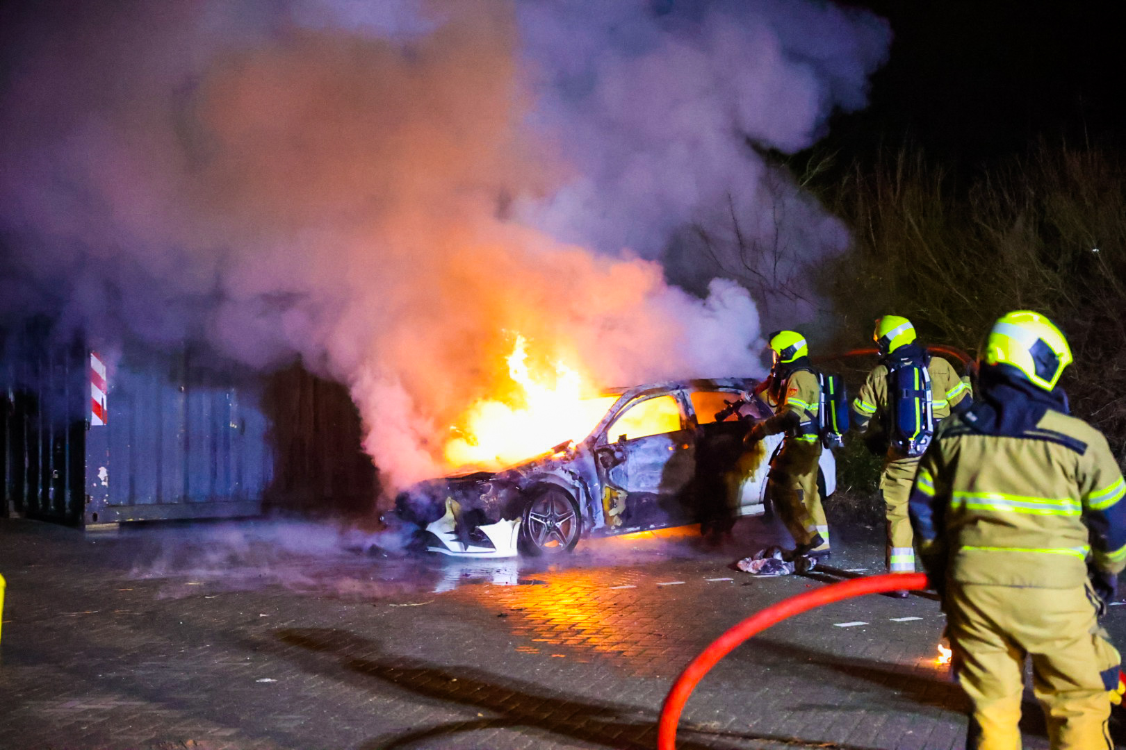 Auto geheel uitgebrand op carpoolplaats
