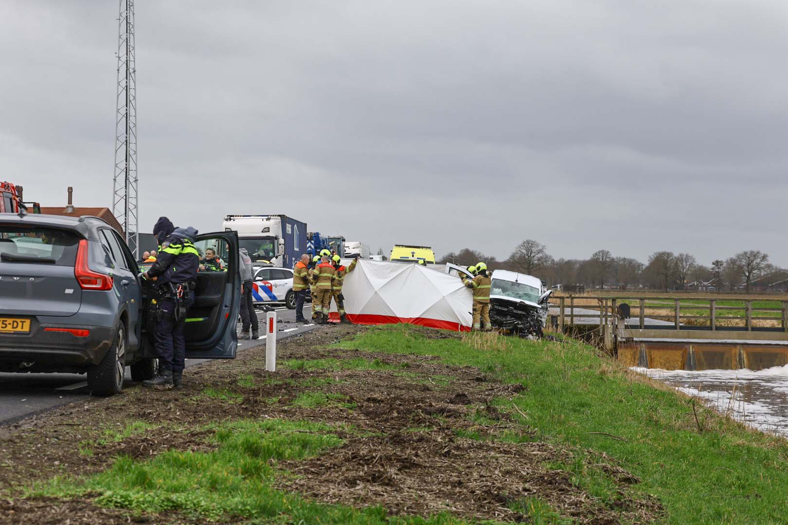 Dode en gewonde bij aanrijding tussen twee auto’s