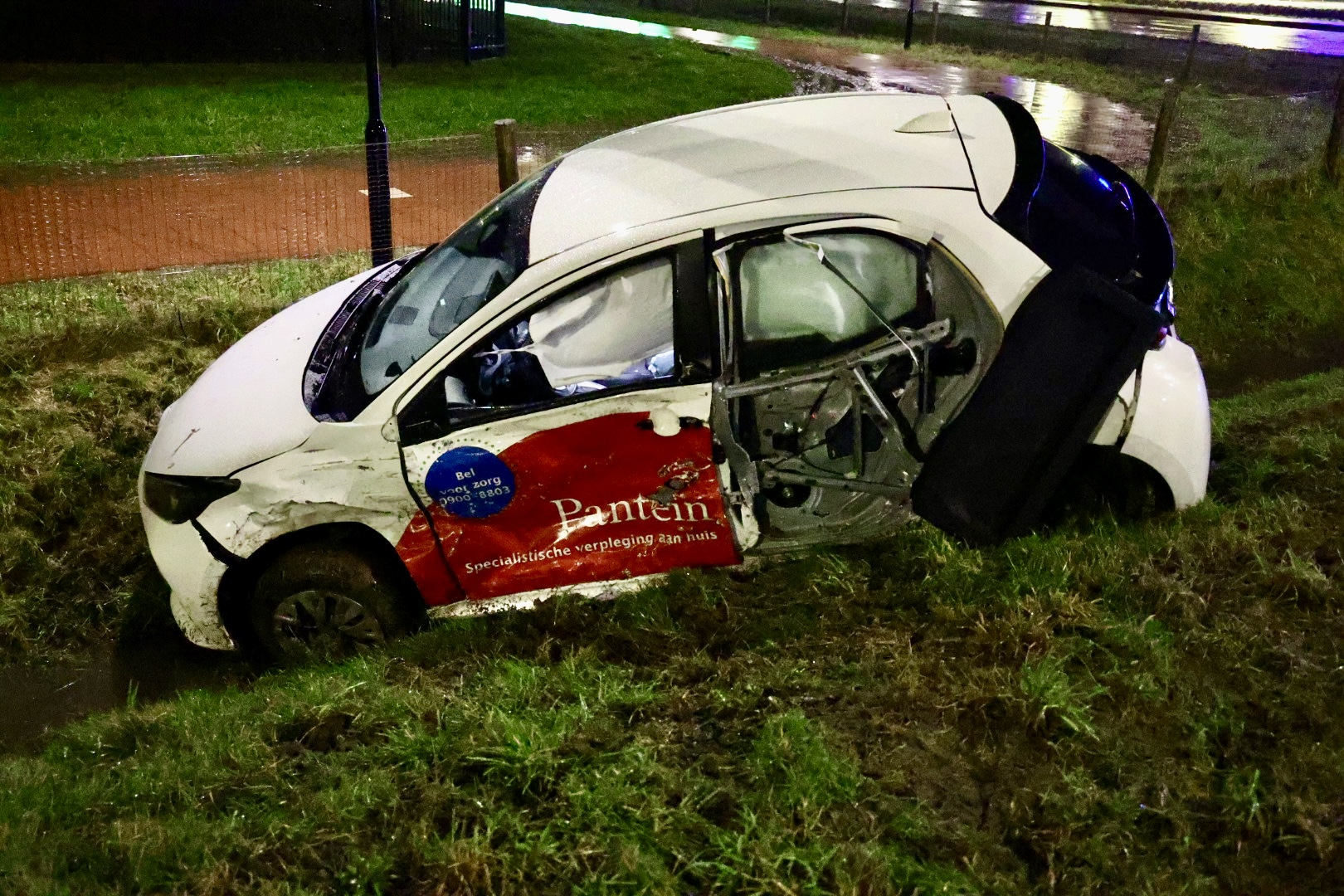 Veel schade na aanrijding op kruising