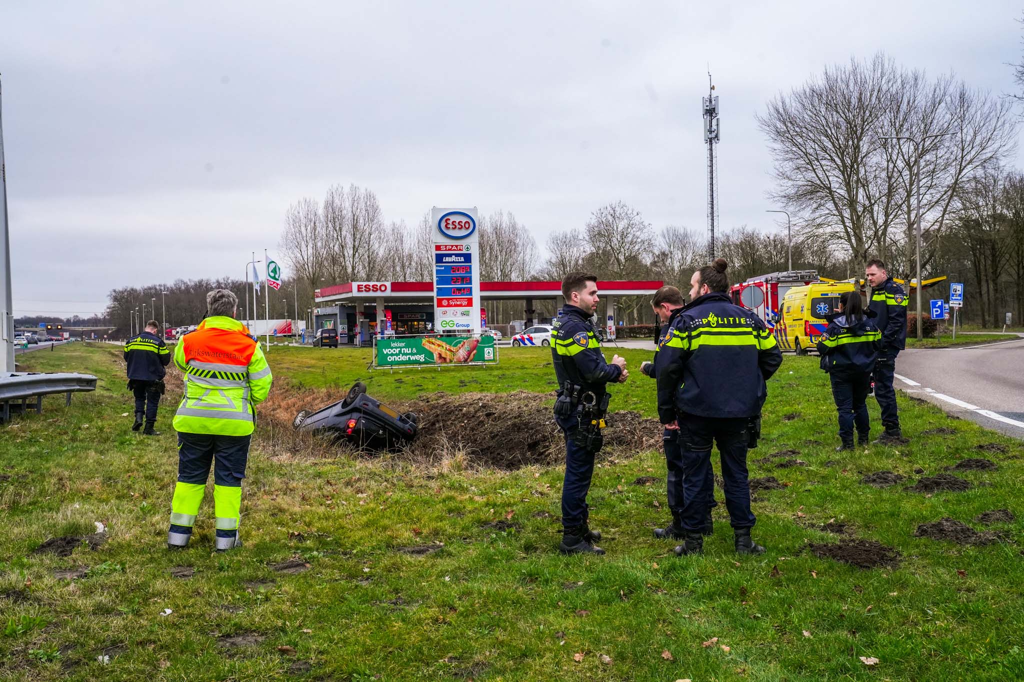 Vrouw valt in slaap en belandt met auto op kop in sloot