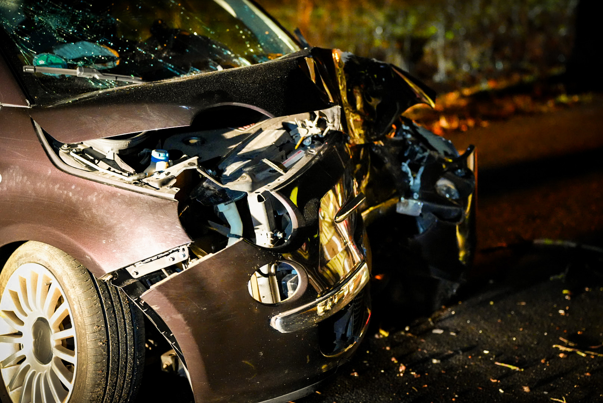 Auto botst tegen boom, vrouw zwaargewond