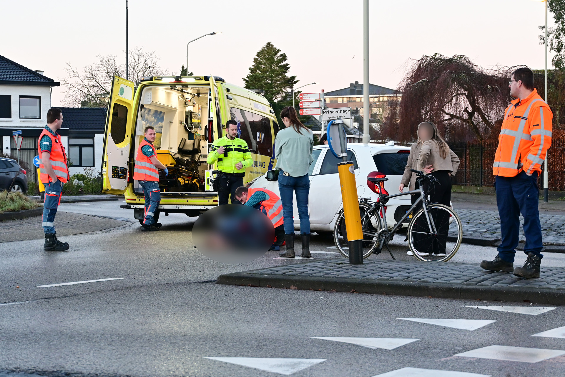 Fietser en auto botsen vlak voor rotonde