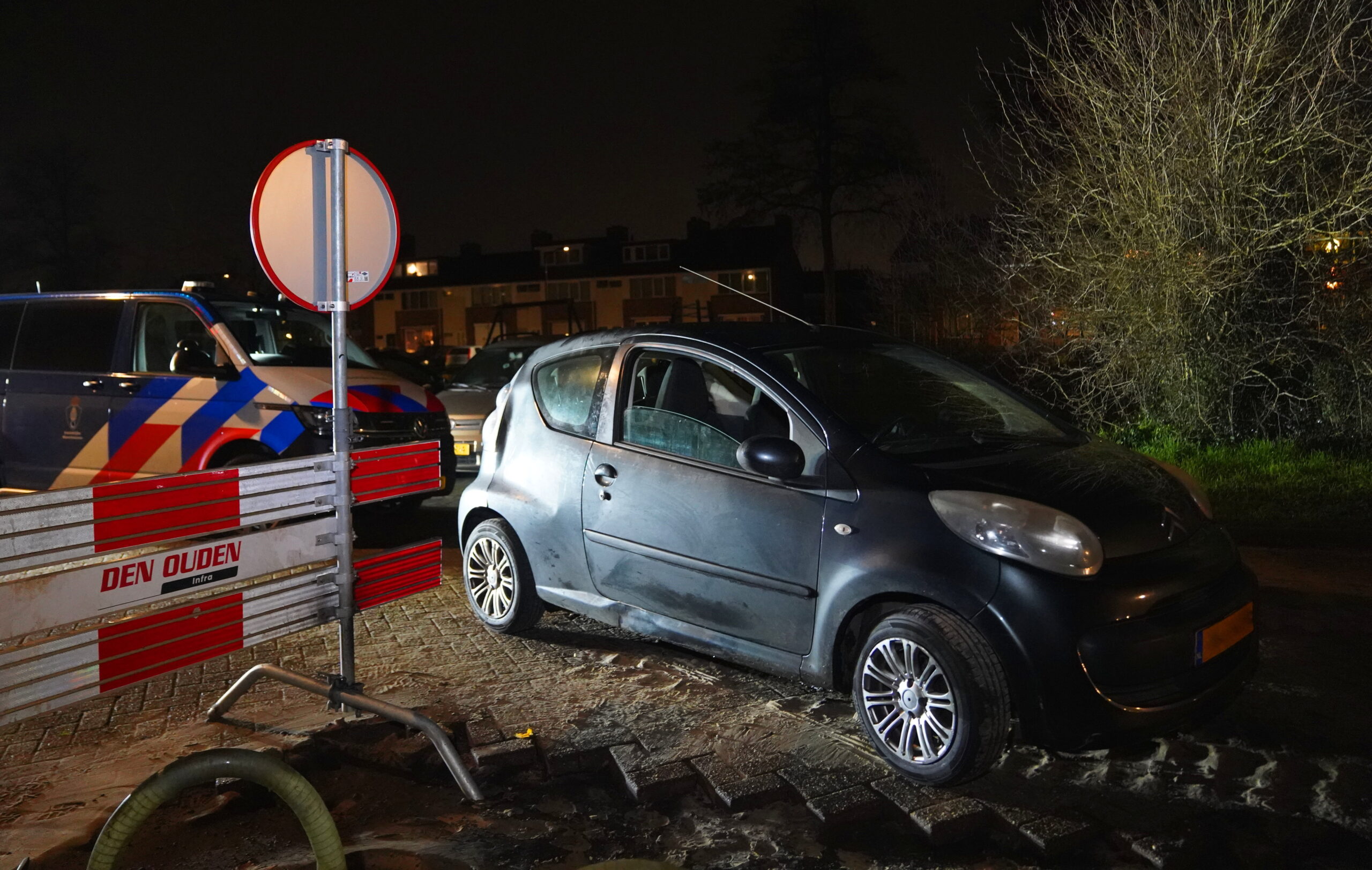 Auto rijdt zich vast na achtervolging vanaf snelweg