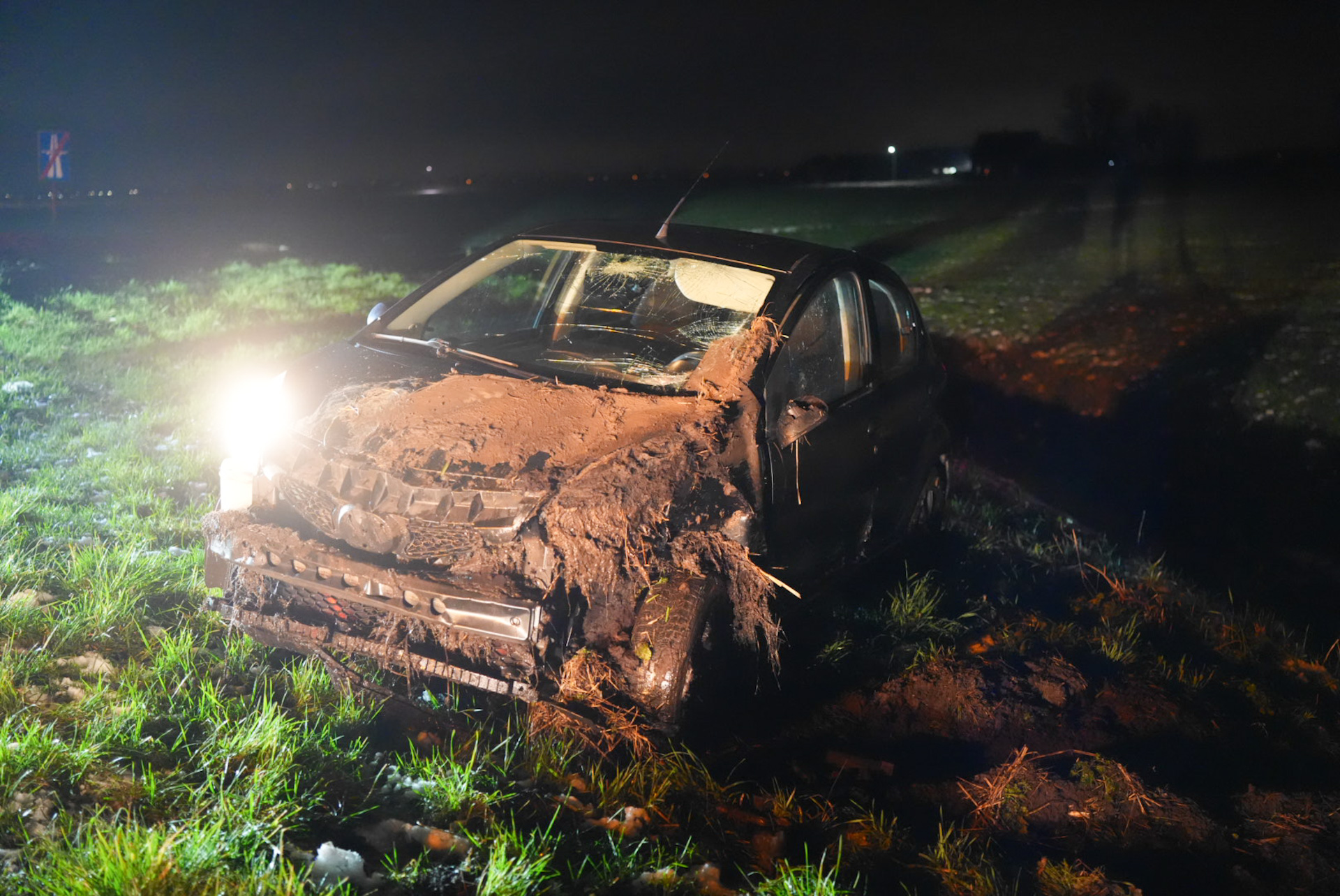 Auto belandt in sloot, twee gewonden