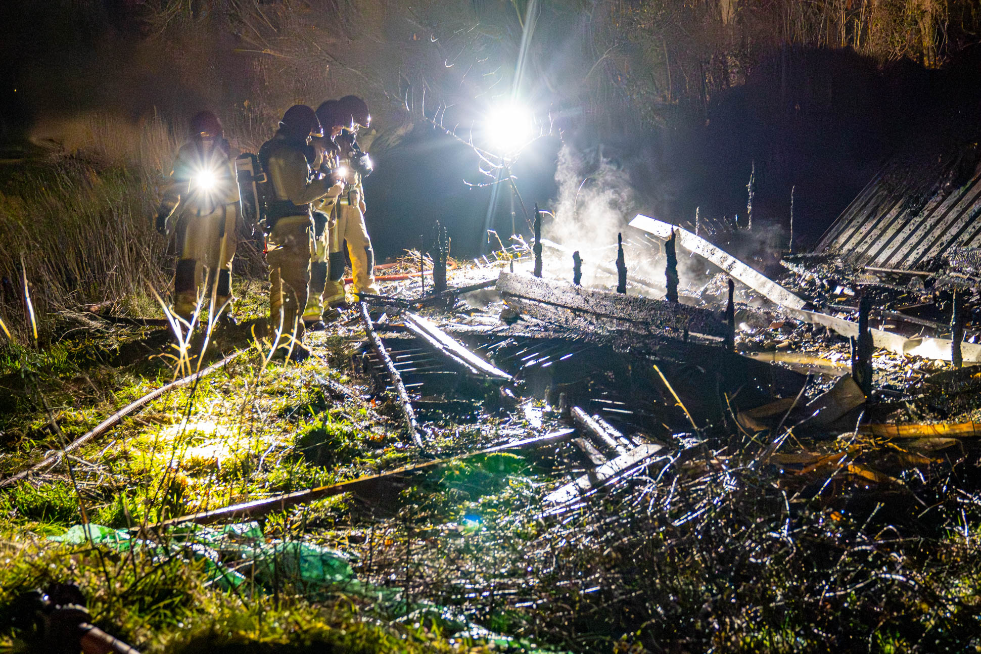 Stal door brand verwoest in weiland