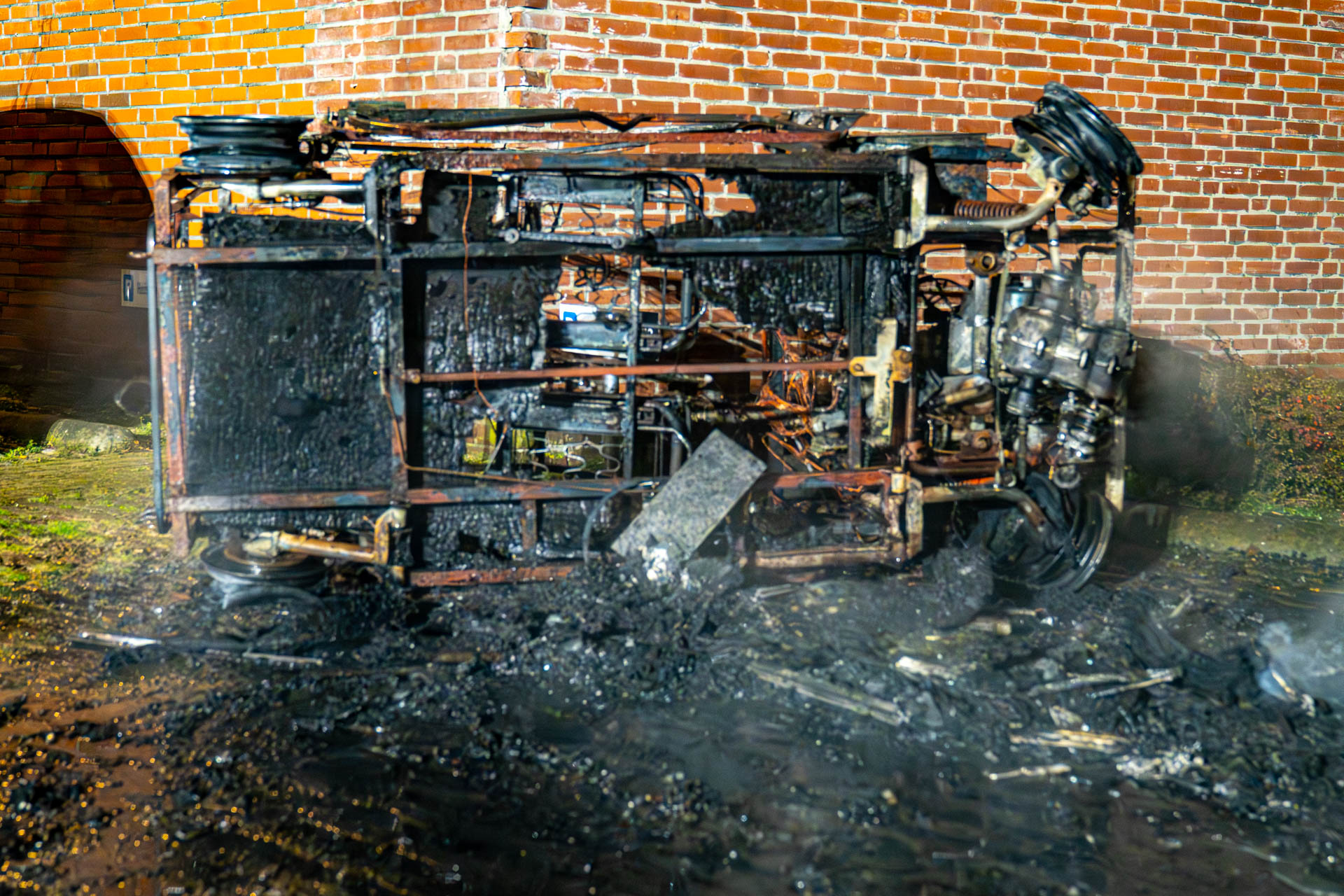 Invalidewagen uitgebrand, auto beschadigd